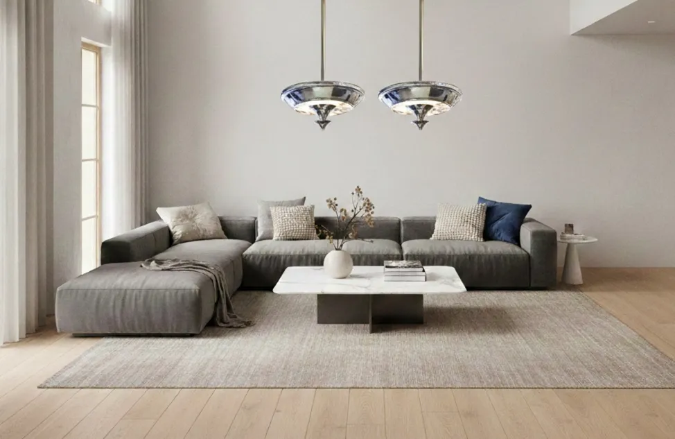 Due lampade a sospensione antiche in stile art deco nel soggiorno