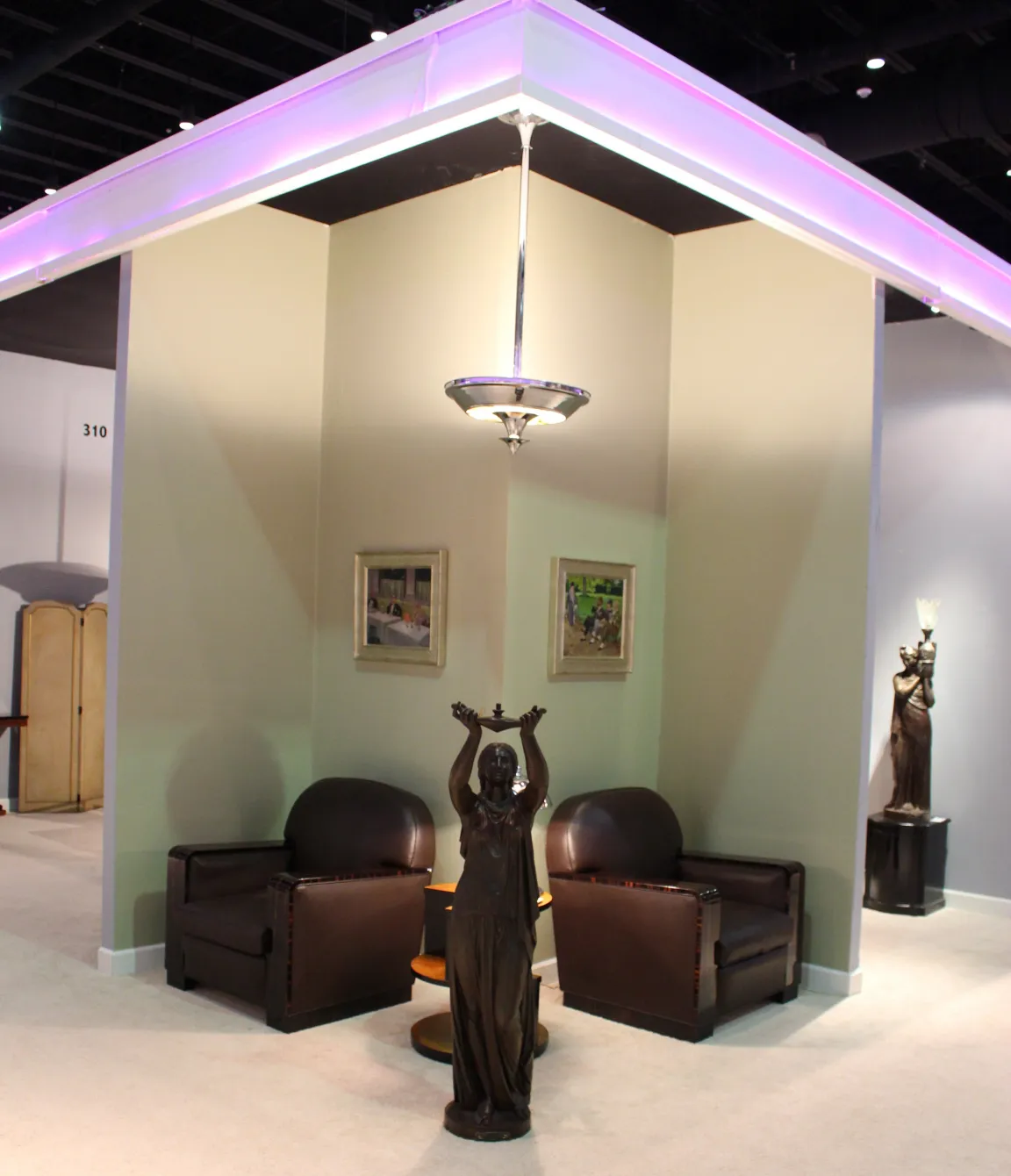 Zwei Hängelampen im Art Deco-Stil in einem antiken Umfeld.