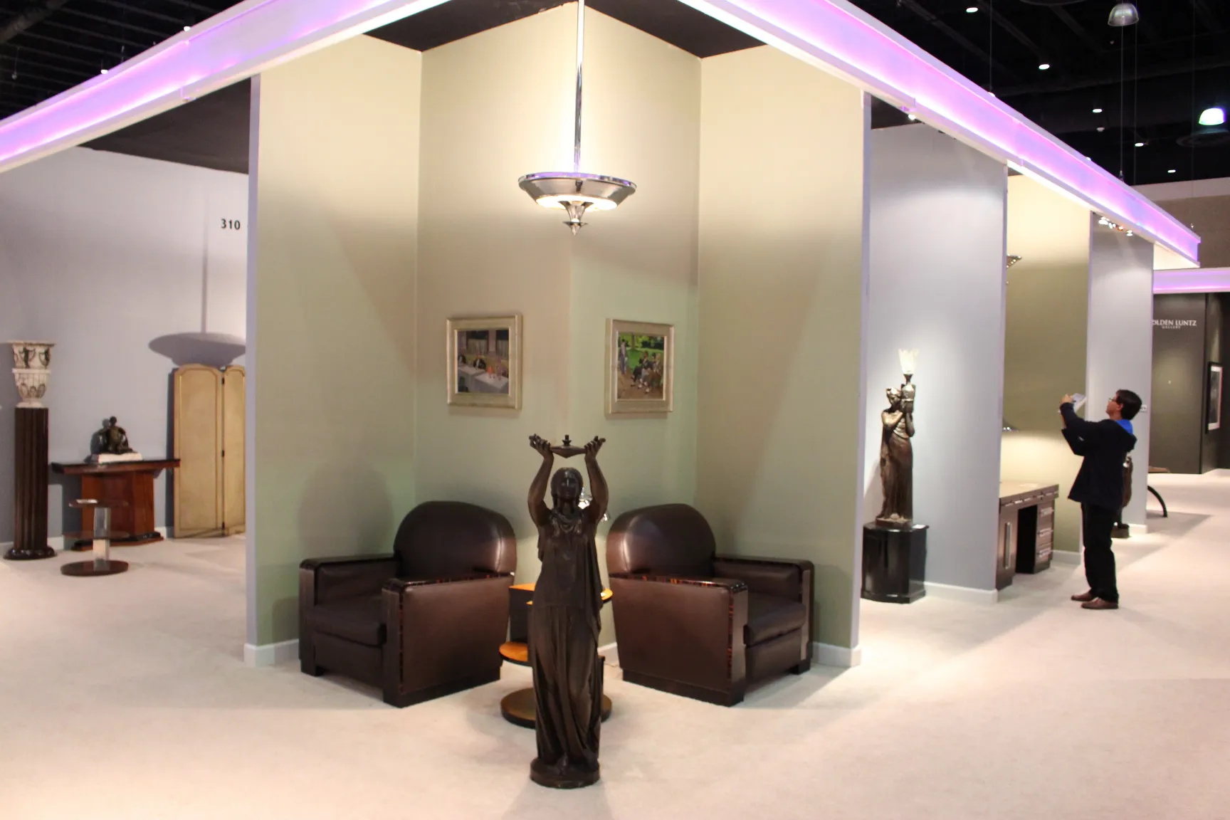 Due lampade a sospensione antiche decorative, ambiente elegante