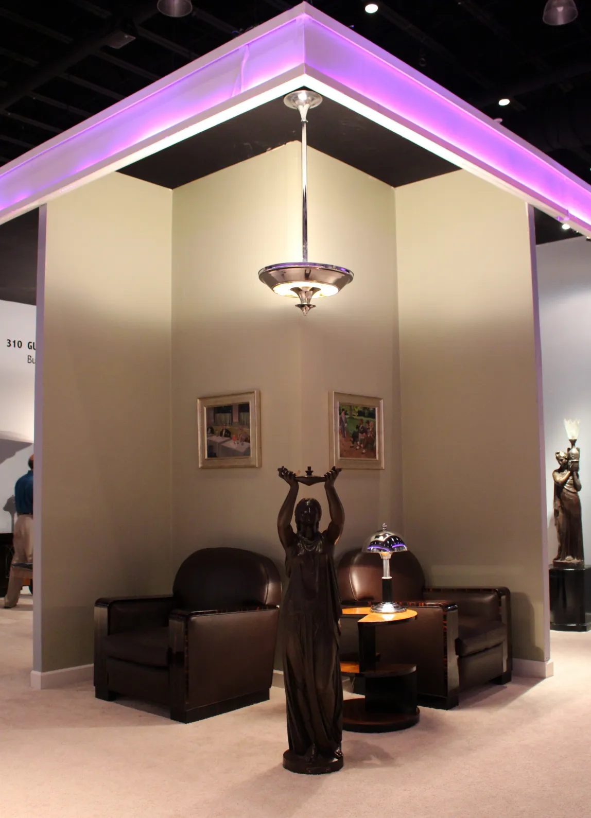 방에 걸려 있는 두 개의 고전 예술 장식 램프