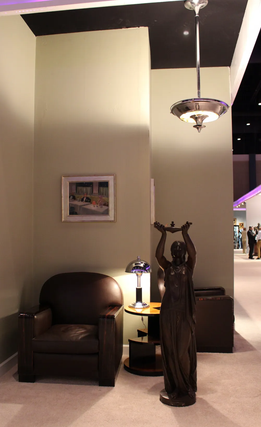 Dos lámparas de techo antiguas estilo art deco en la habitación