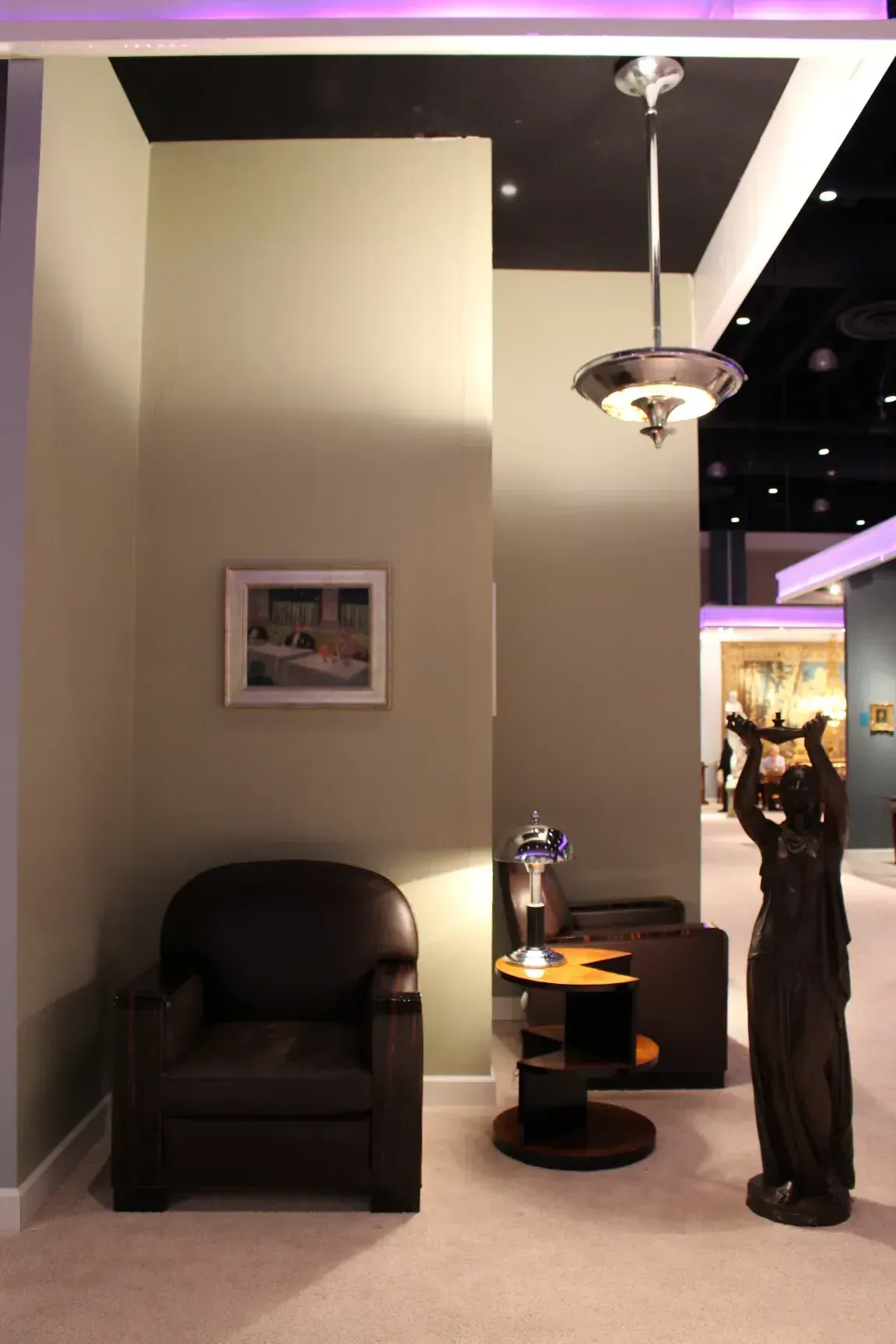 Dos lámparas de techo antiguas en un ambiente elegante con un sillón y una escultura.