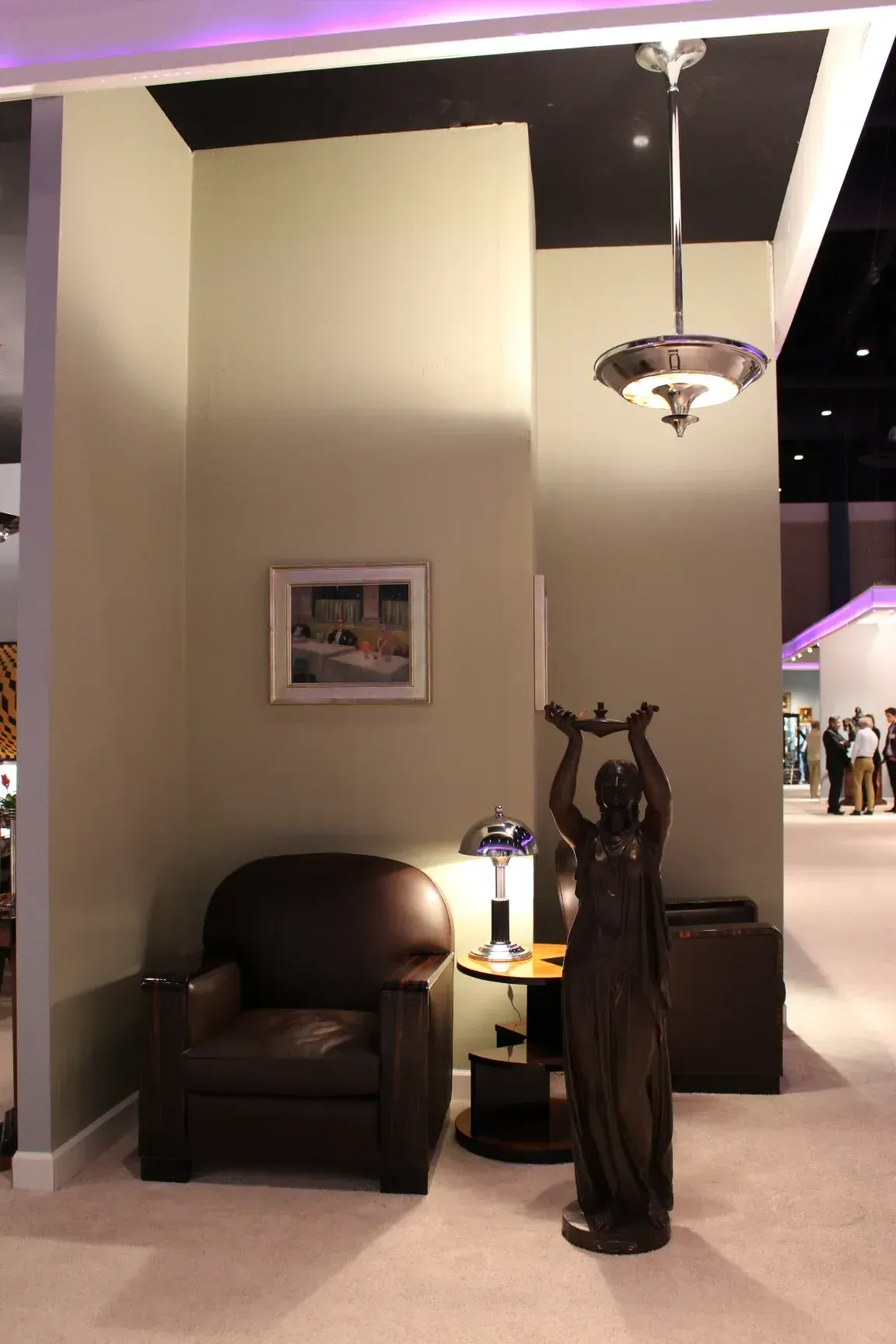 مجموعة من 2 مصابيح معلقة أثرية في بيئة زخرفية