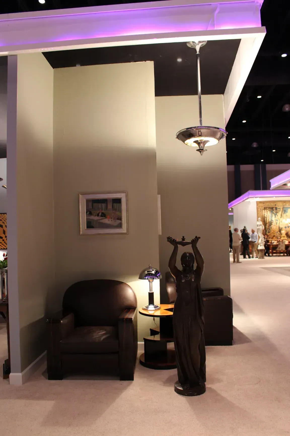 Antiguas lámparas de techo art deco, elegantes y decorativas, en un ambiente con asiento y planta.