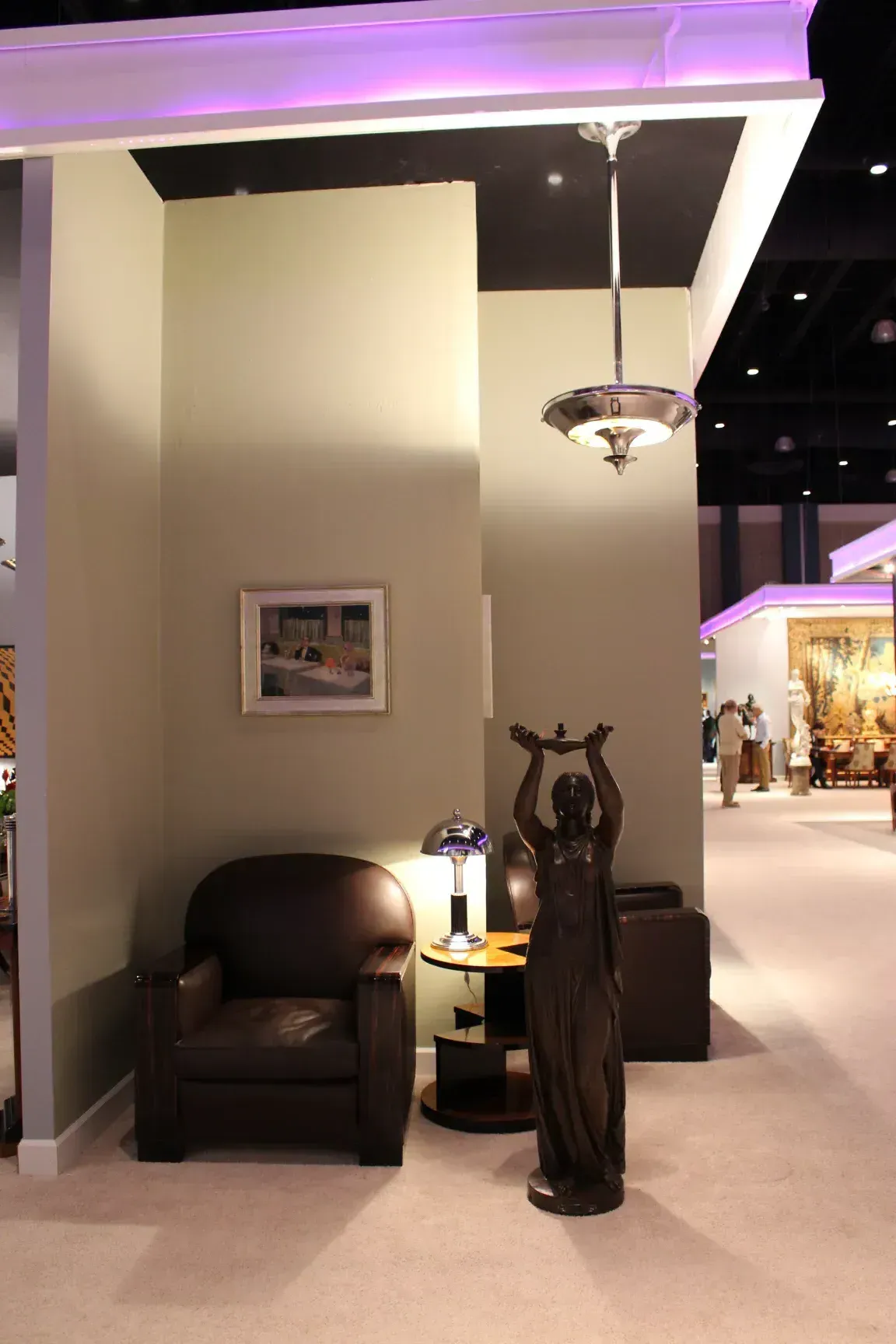 古董吊灯在优雅环境中的图像