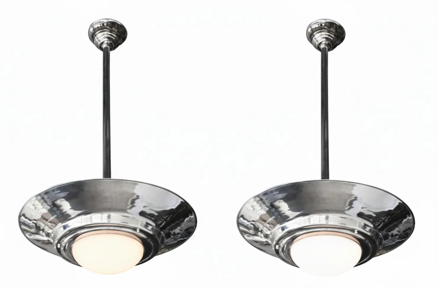 Conjunto de quatro lâmpadas de teto antigas art deco iluminando um ambiente elegante.