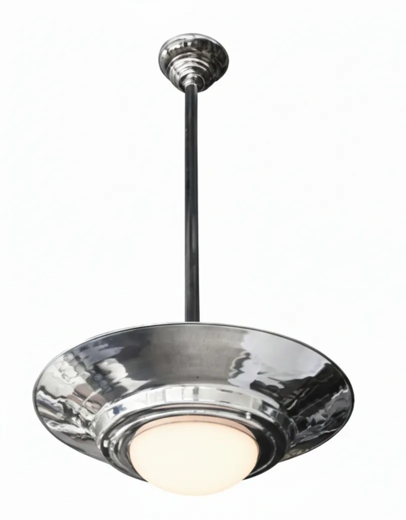 4 lampade a sospensione antiche con design elegante in un ambiente luminoso