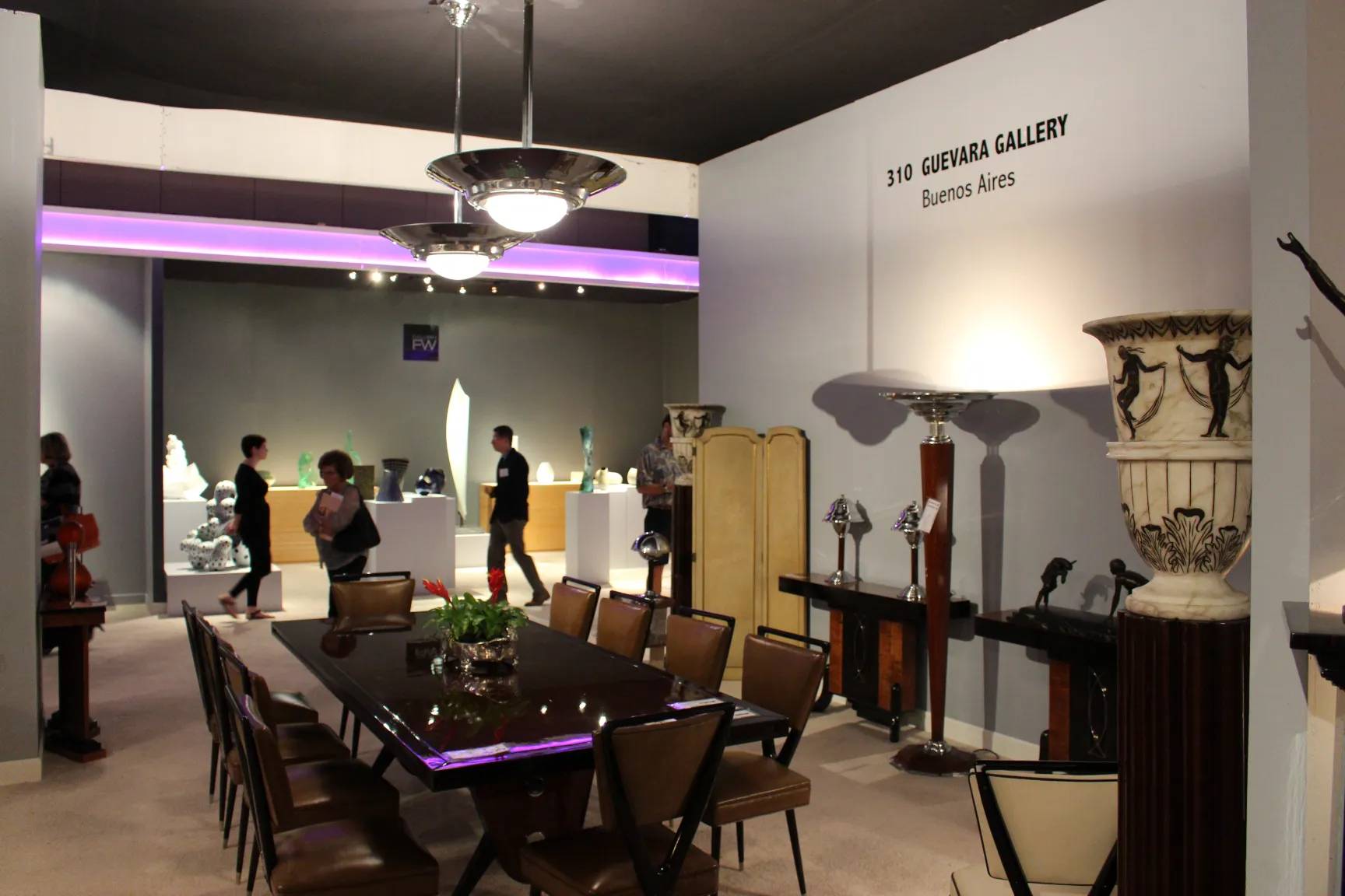 Quatro lâmpadas de teto antigas em um ambiente decorativo