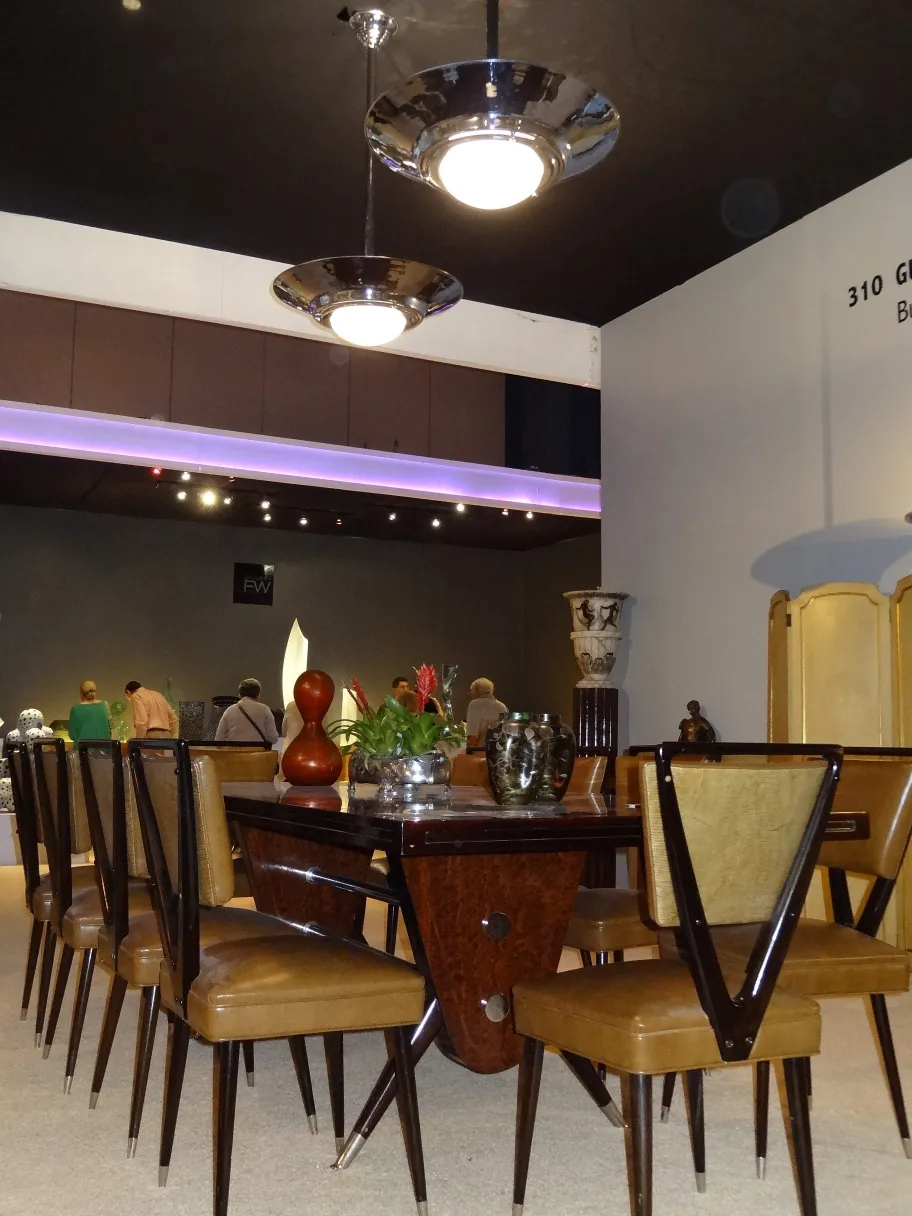 Quatro lâmpadas de teto antigas em um ambiente elegante, iluminação art deco.