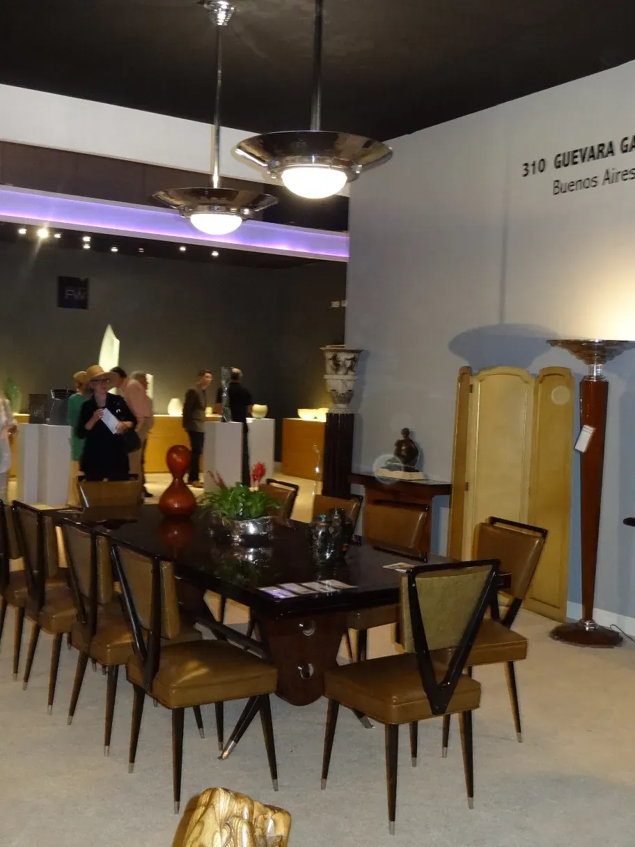 Cuatro lámparas de techo antiguas con diseño art deco, iluminando un espacio elegante.