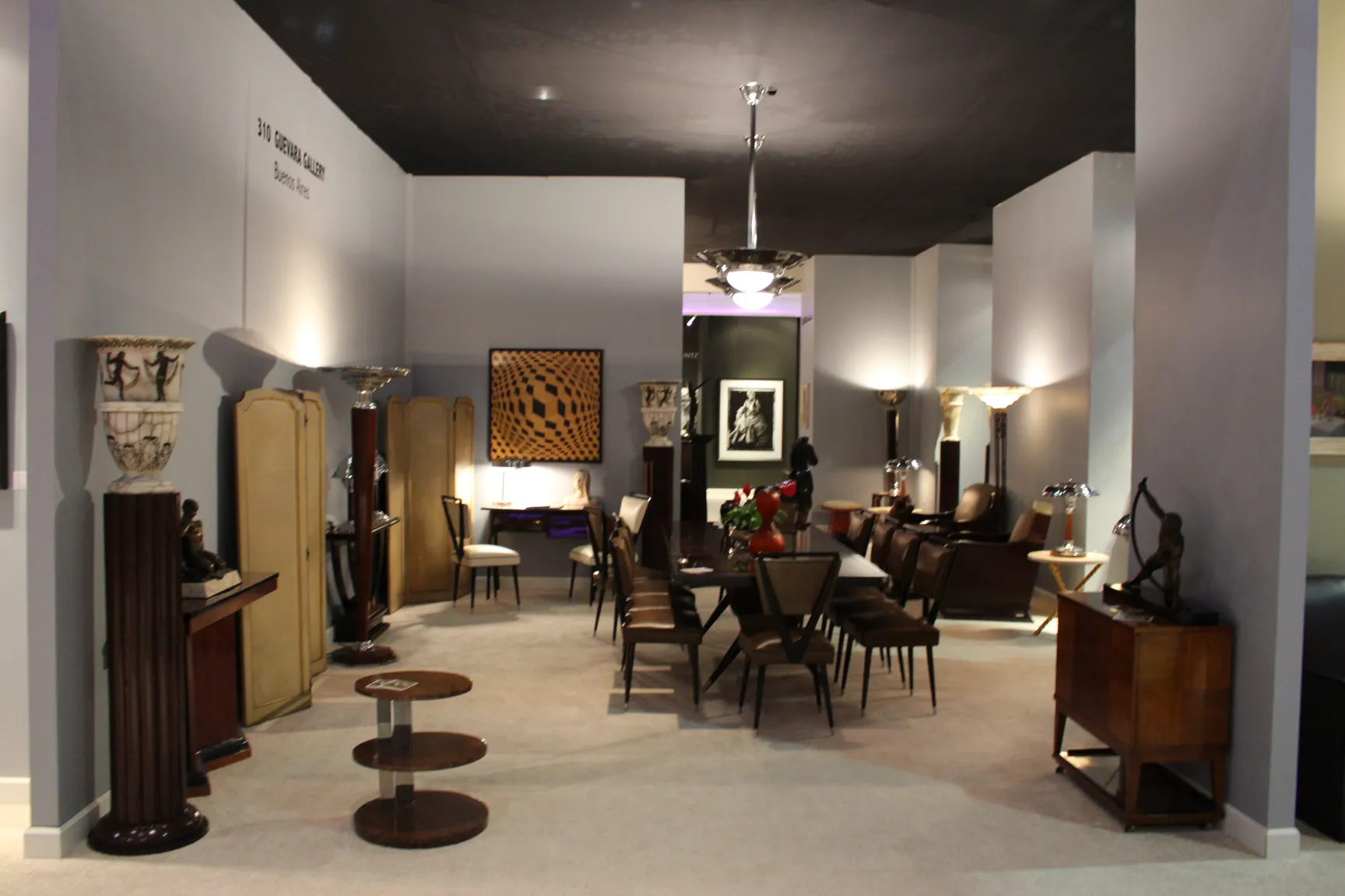 4 lustres anciens au design art déco dans un cadre chaleureux