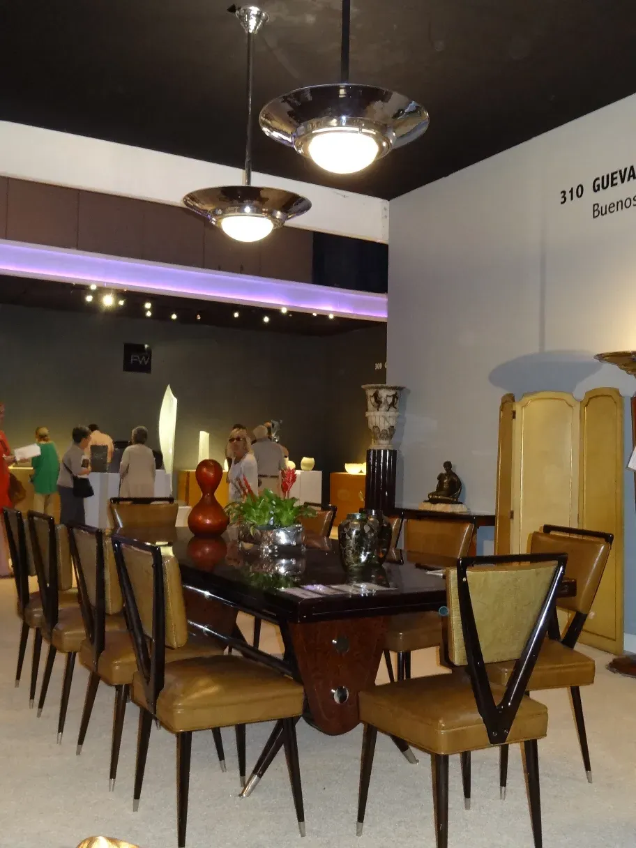 Quatro lâmpadas de teto antigas em estilo Art Deco em um ambiente acolhedor.