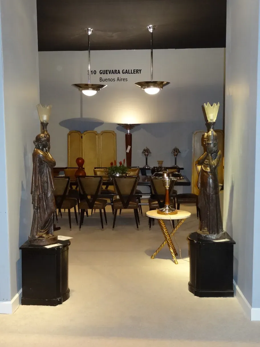 Quatre lustres antiques éclairant un cadre confortable avec des détails décoratifs