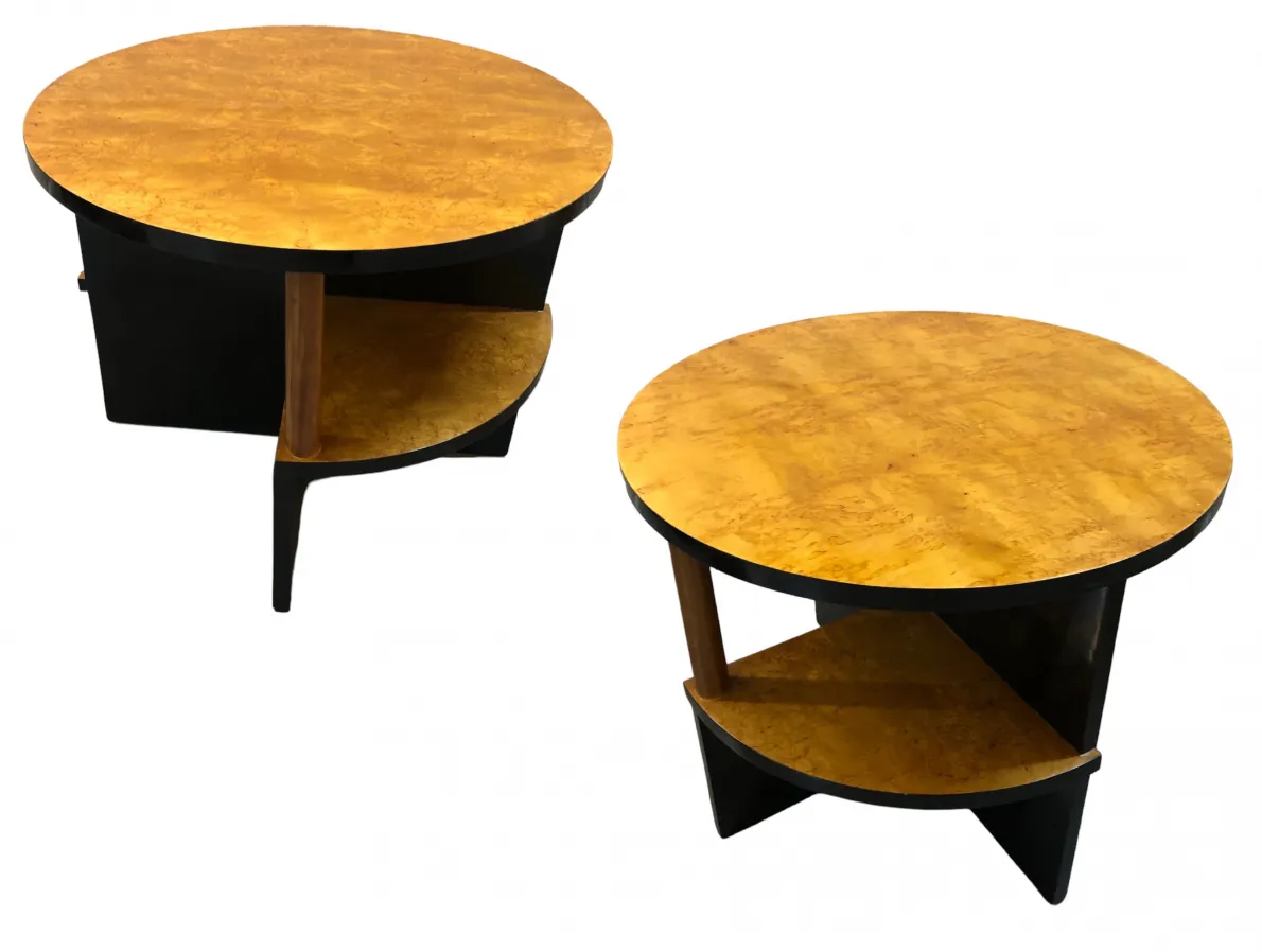 古い小さなテーブル2つ、黄色の天板と黒い脚