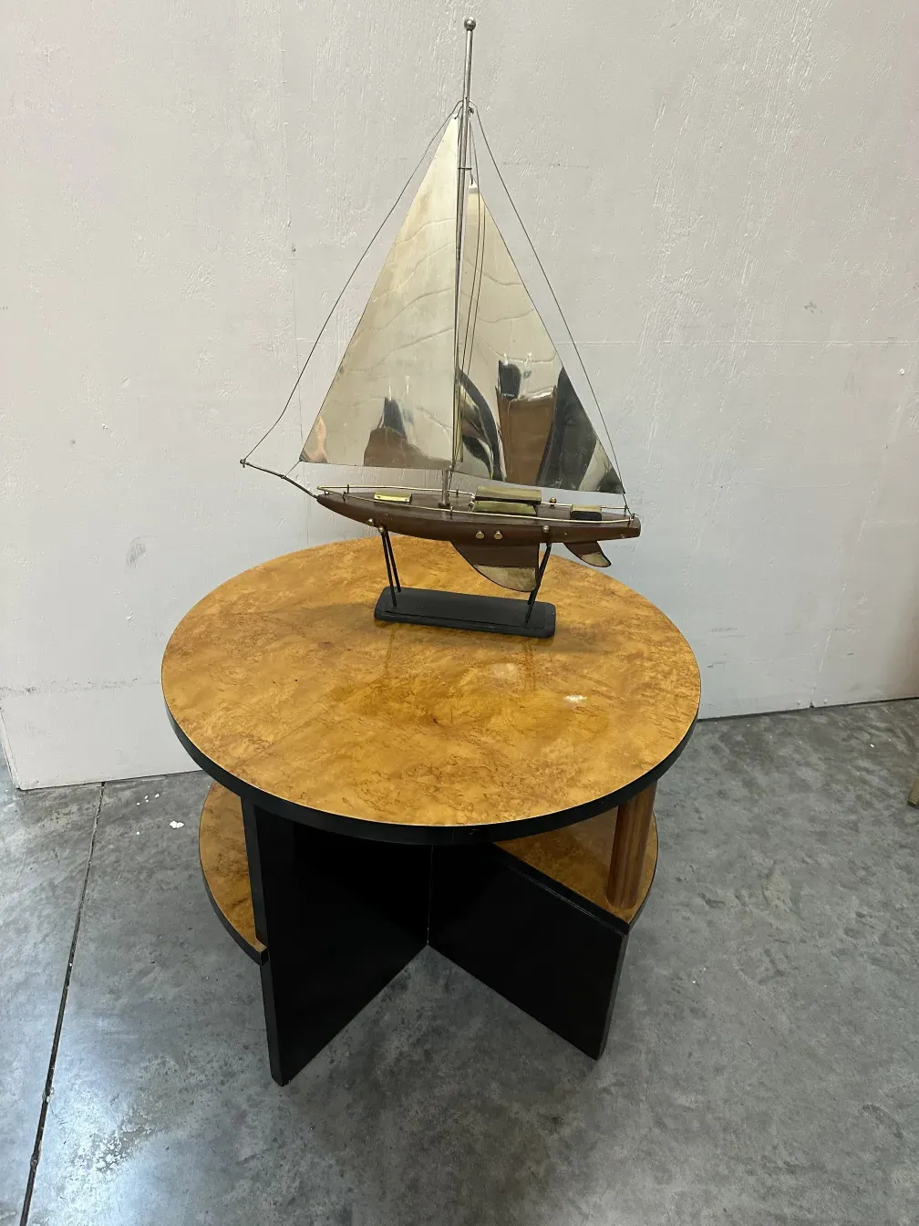 2 tavolini antichi art deco con un design elegante