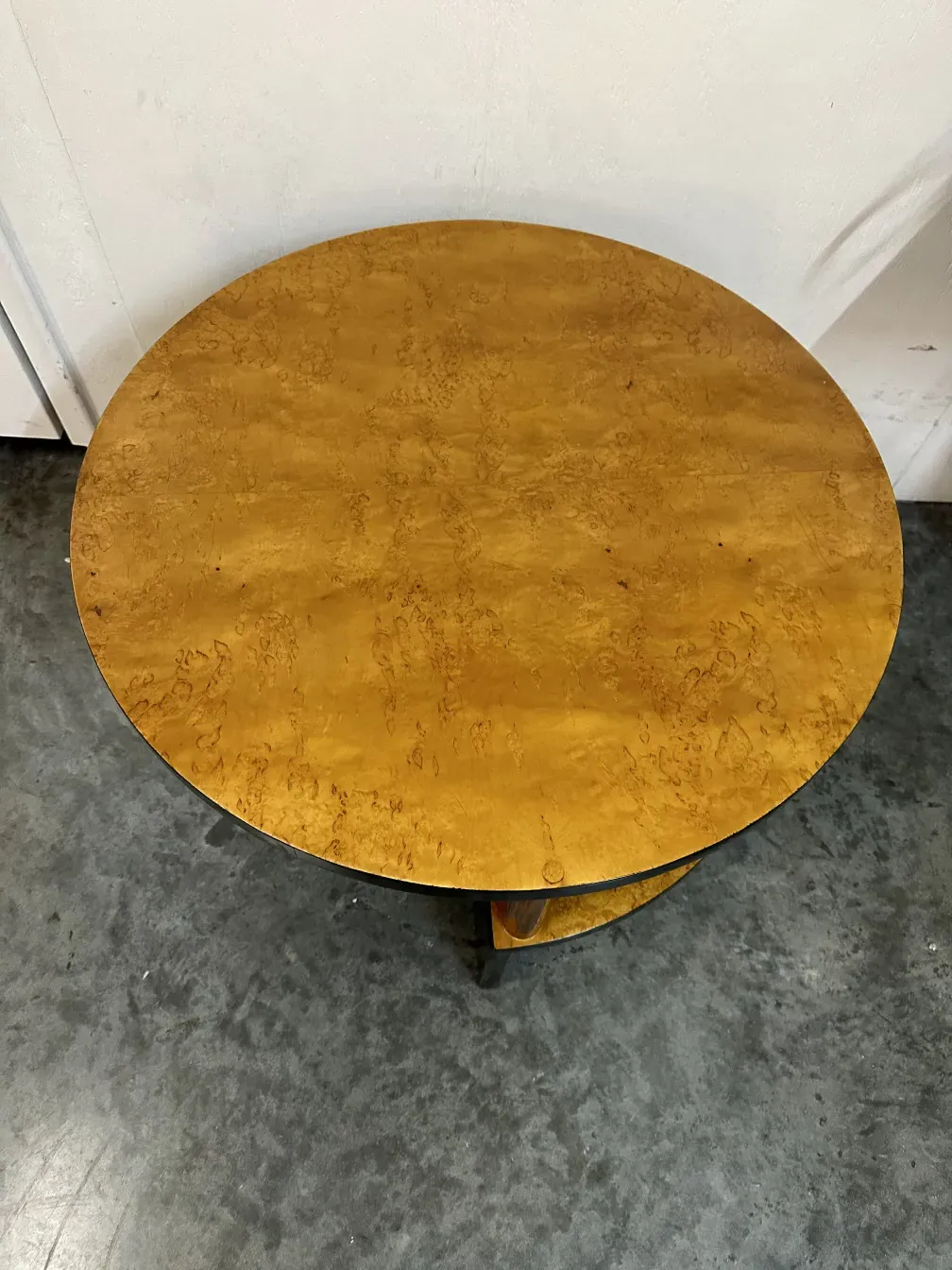 2个古董圆边桌放在中性背景中