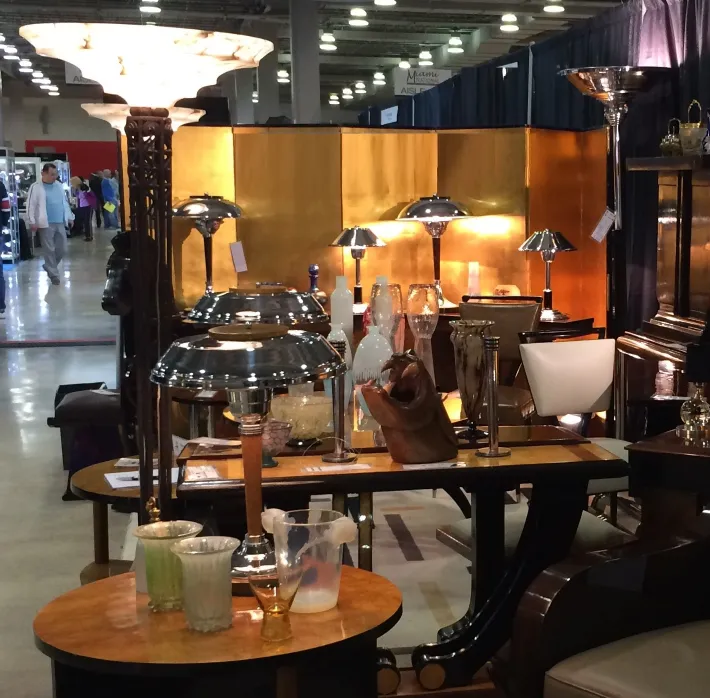 Deux petites tables anciennes art deco dans une foire