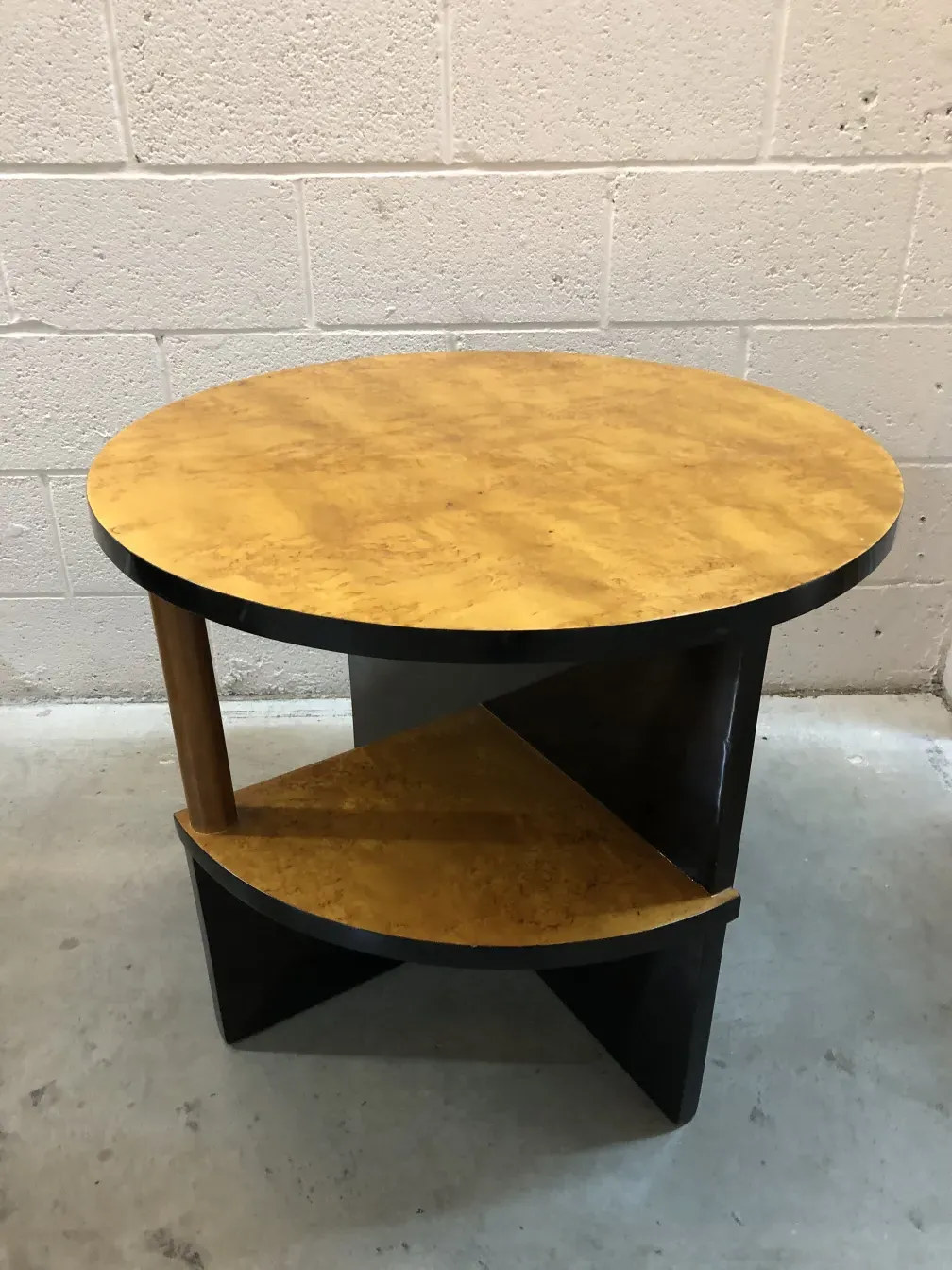 deux petites tables avec design art deco, fond clair