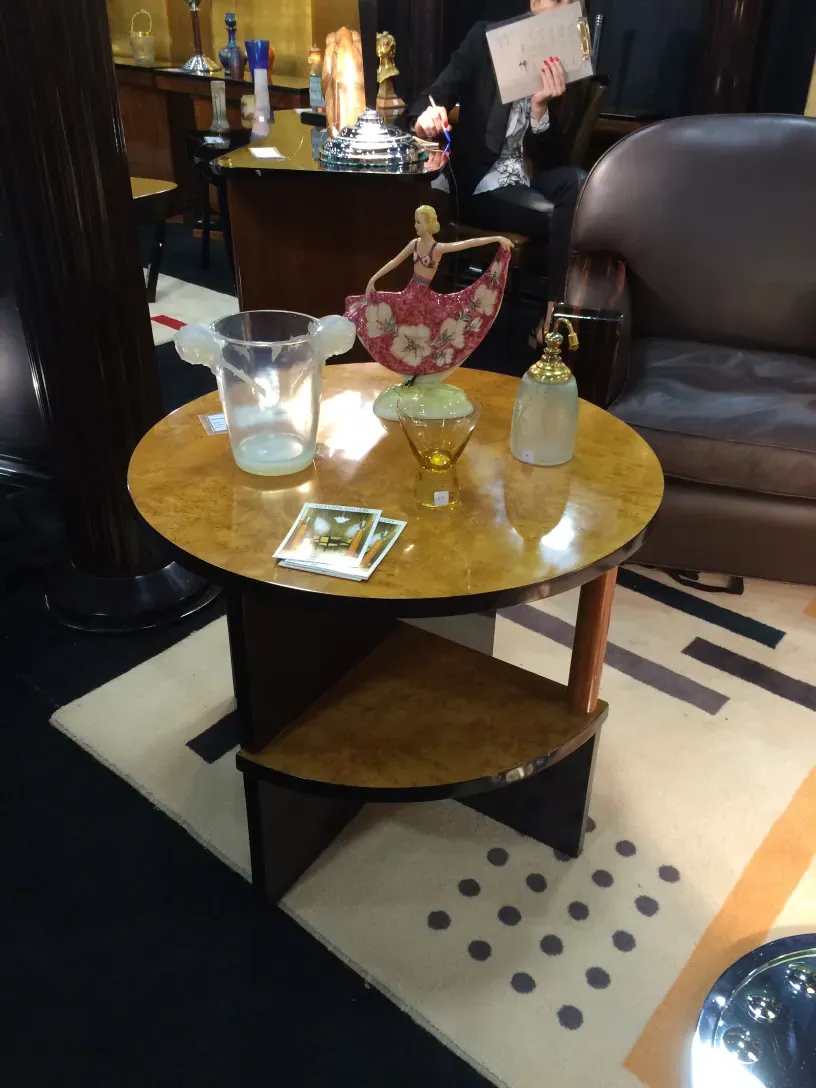 2 mesitas antiguas art deco en un ambiente elegante