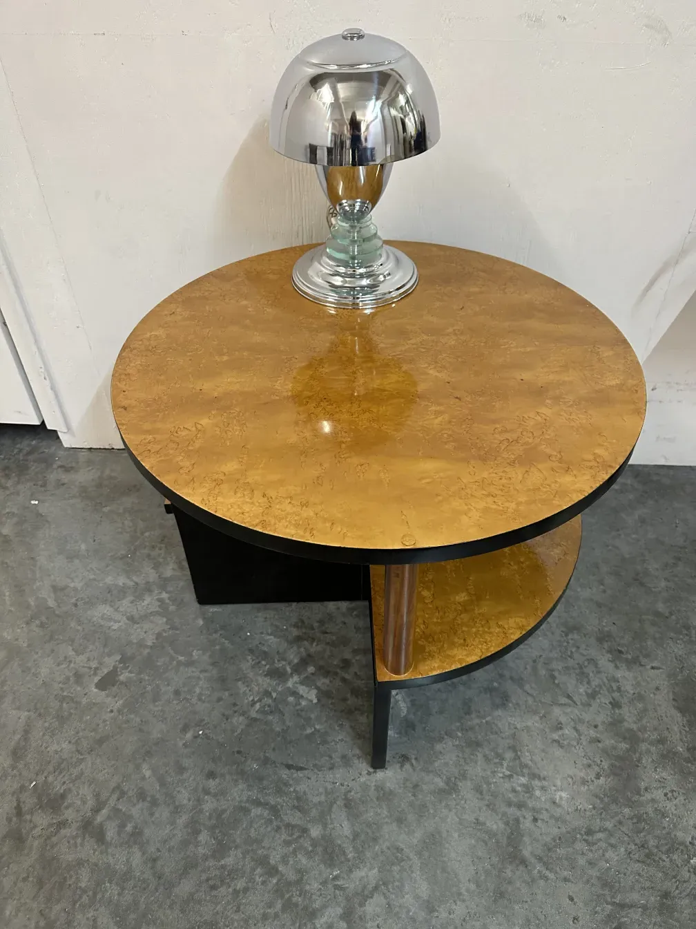 Zwei kleine antike Art Deco Tische mit rundem Oberteil