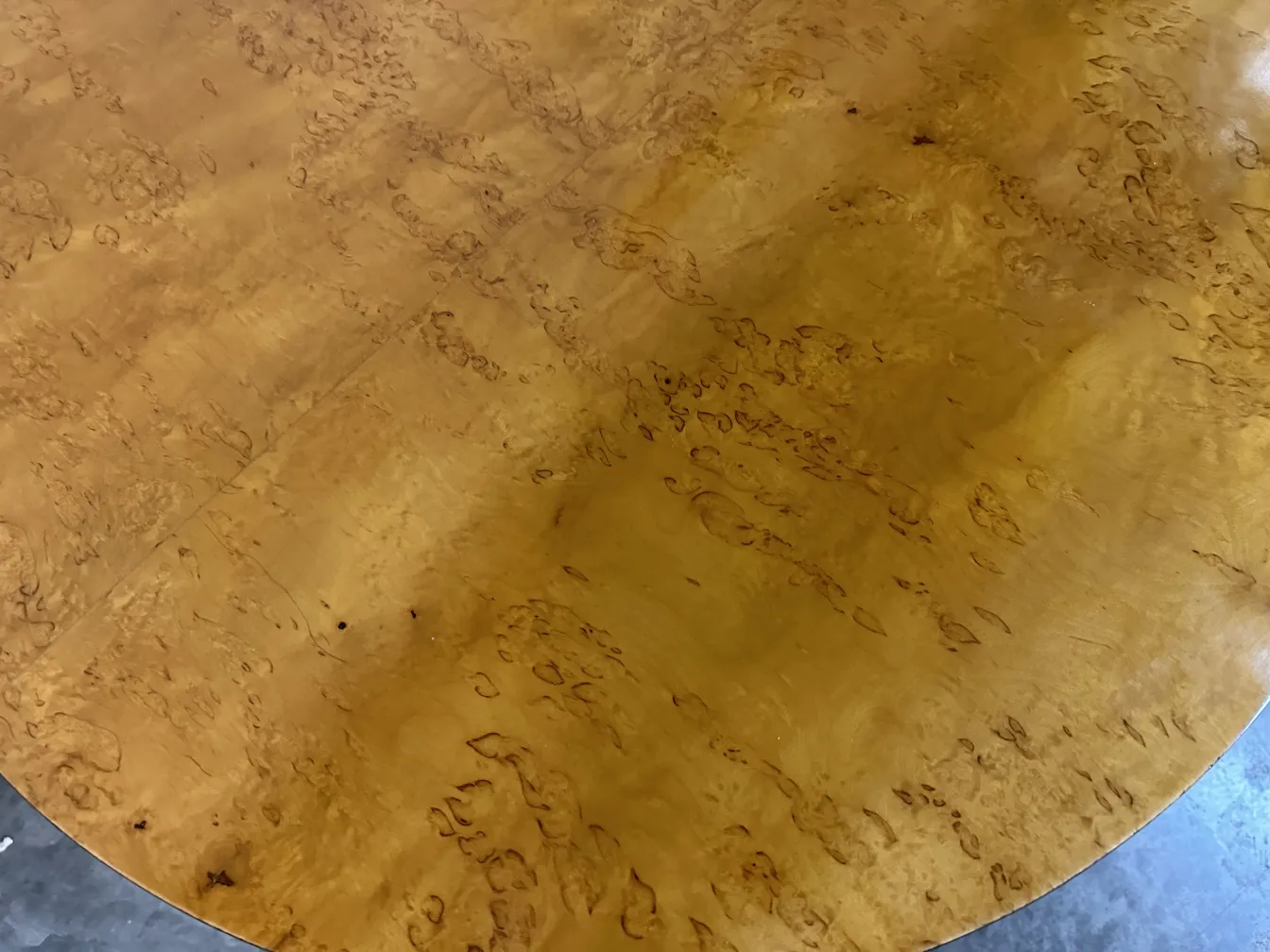 Антиквариат маленькие столы с уникальными деталями, уютная атмосфера.