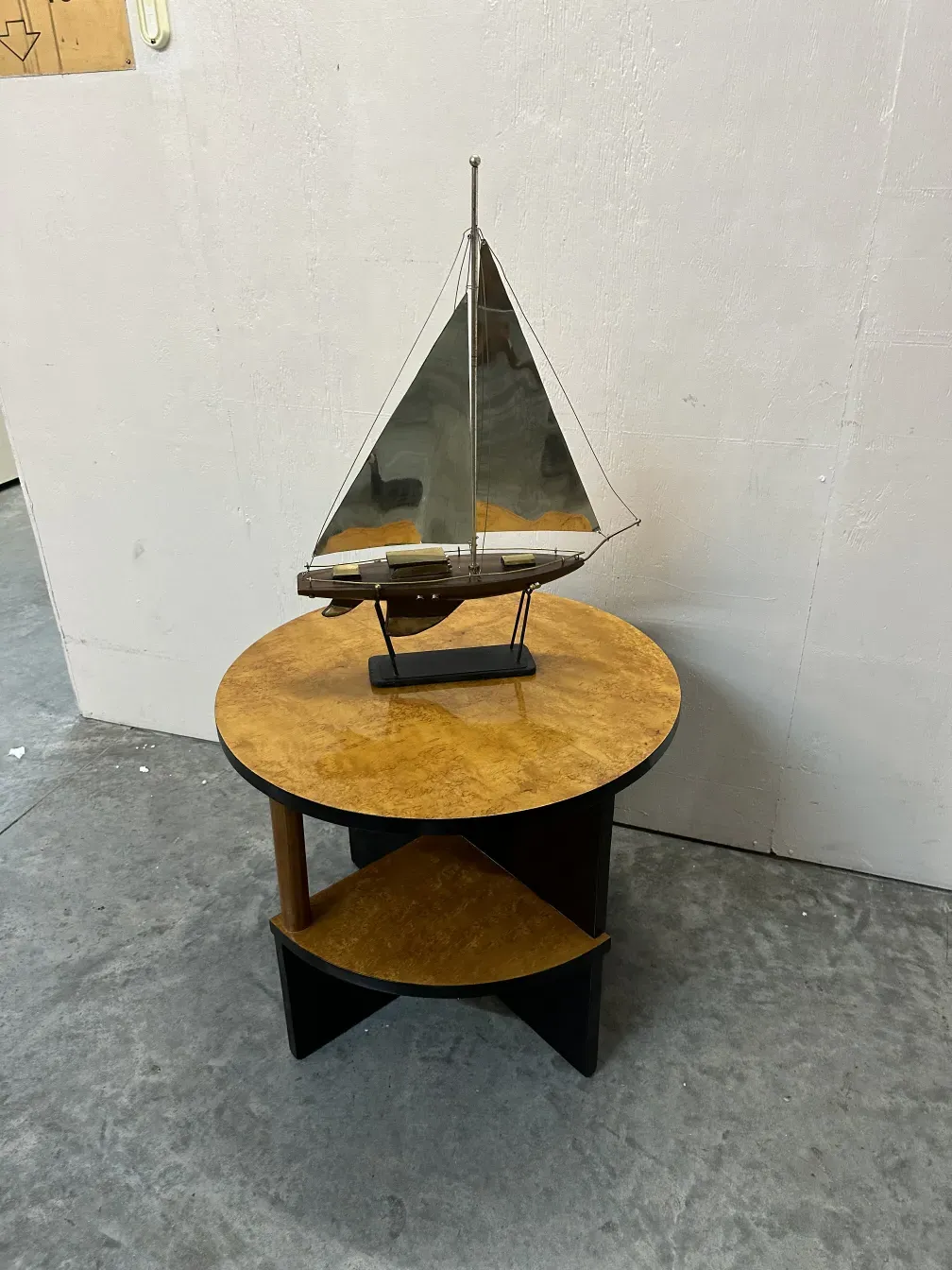 duas mesinhas em um ambiente moderno, design art deco, destacam-se pela elegância