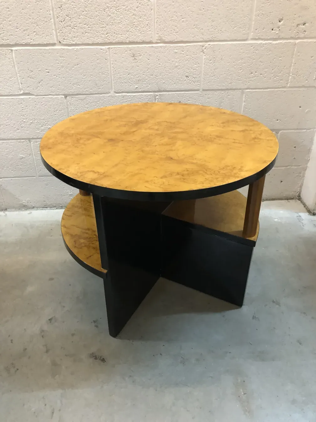 zwei antike kleine tische im art deco design in einem minimalistischen umfeld