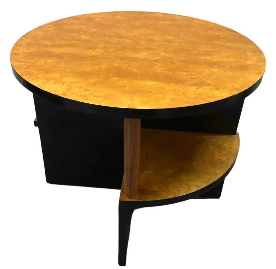 Antike kleine Tische mit charakteristischem Art Deco-Design, gold und schwarz, mit einem Regal.