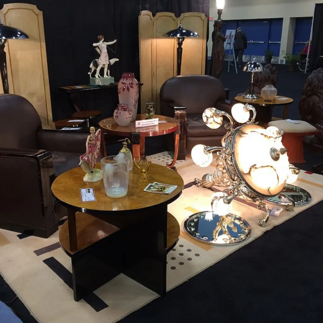 duas mesinhas antigas com design art deco em um ambiente elegante