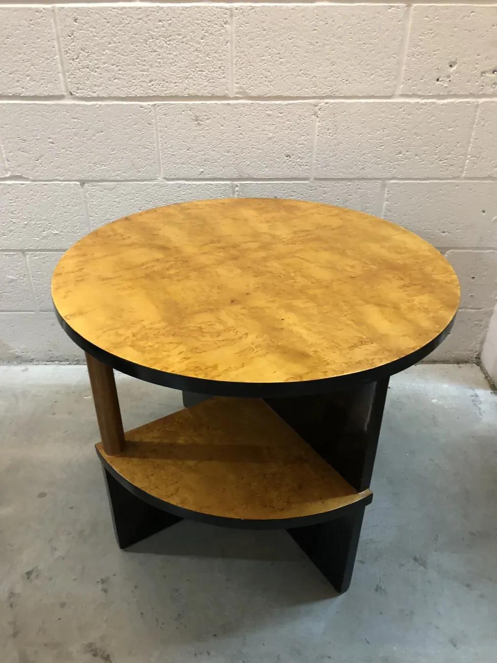 2 petites tables antiques avec surface ronde et base unique