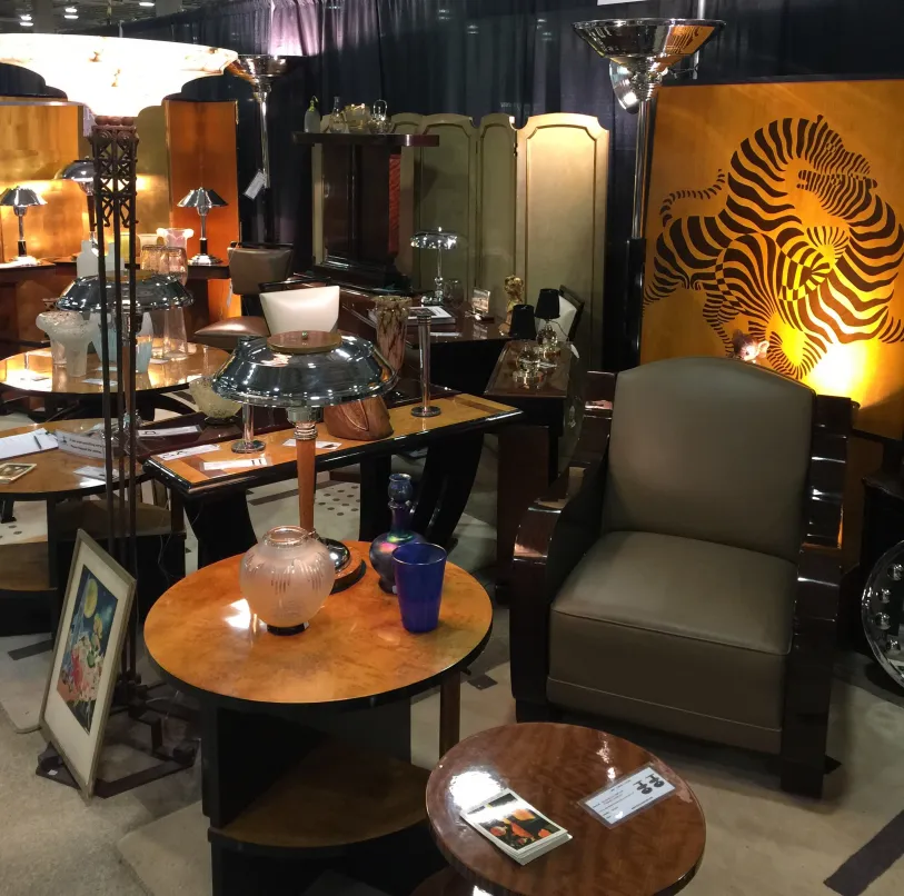 due tavolini antichi in un ambiente elegante con lampade