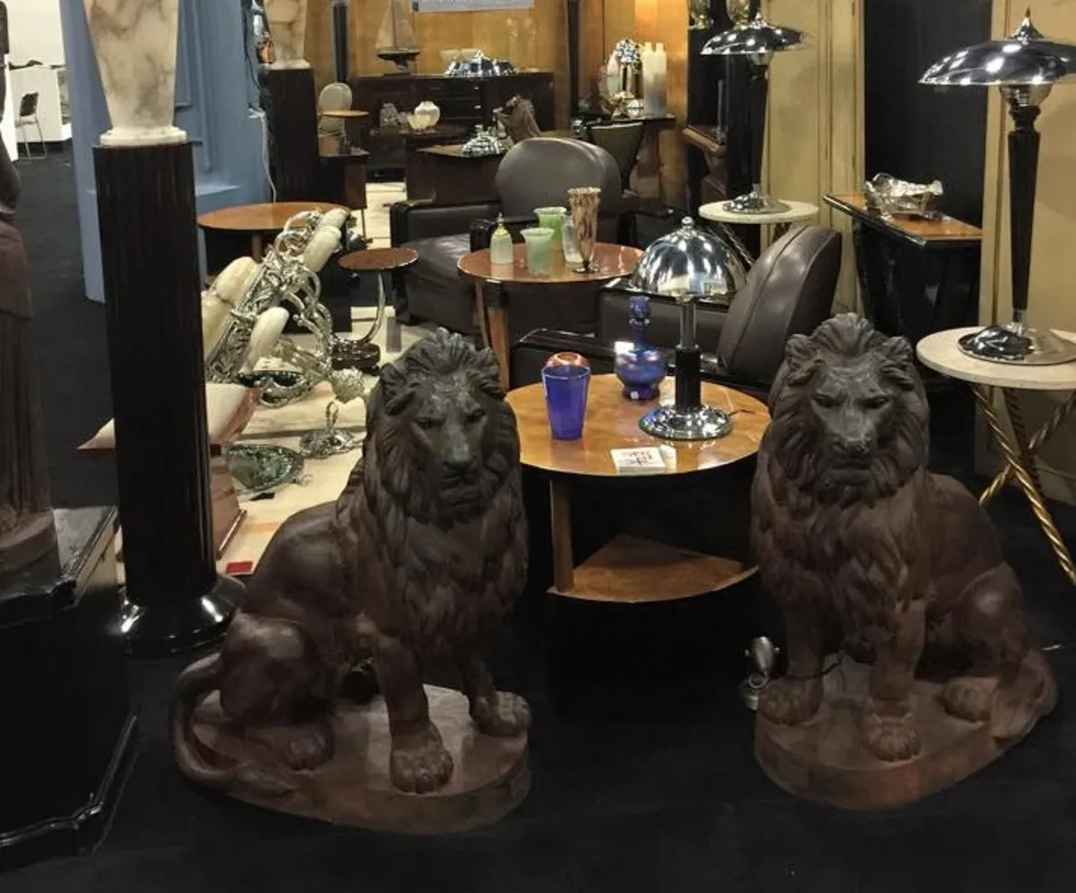 Scène antique avec 2 petites tables décoratives entre lions