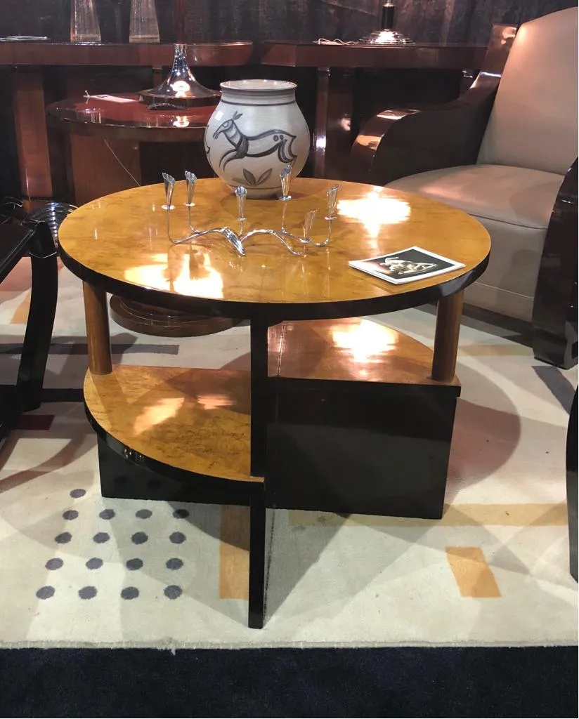 2 petites tables antiques de style art deco avec décoration élégante, dans un cadre moderne