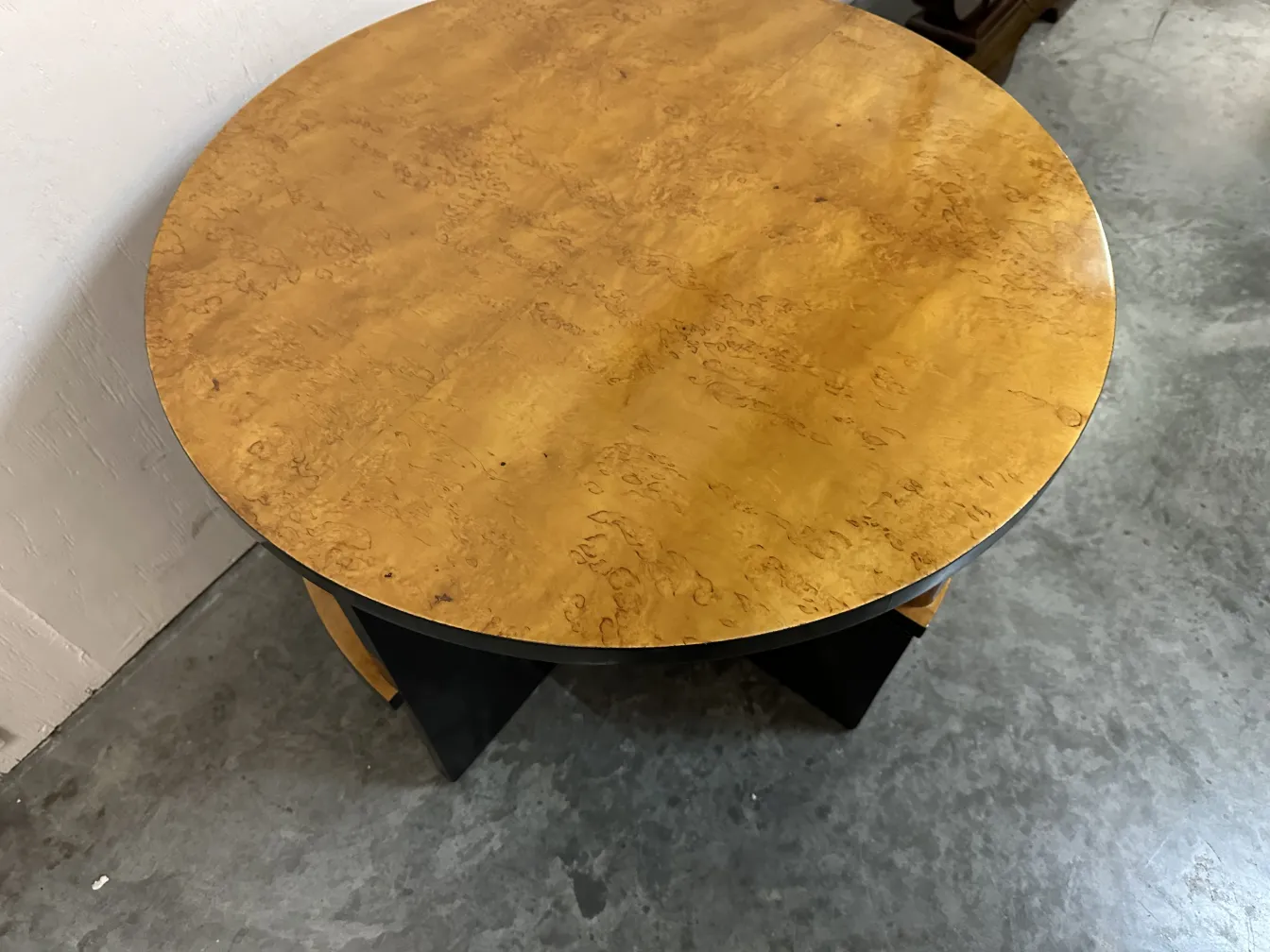 Tavolini antichi rotondi in beige e nero.