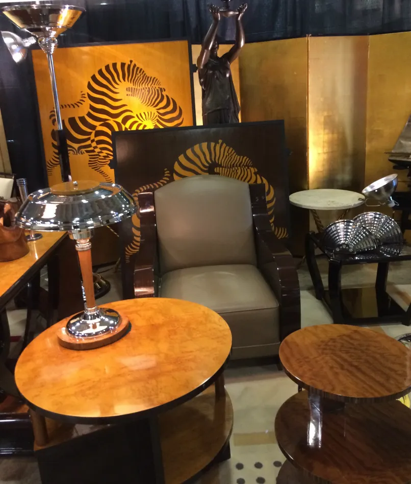 Due tavolini antichi in stile art deco con dettagli eleganti.