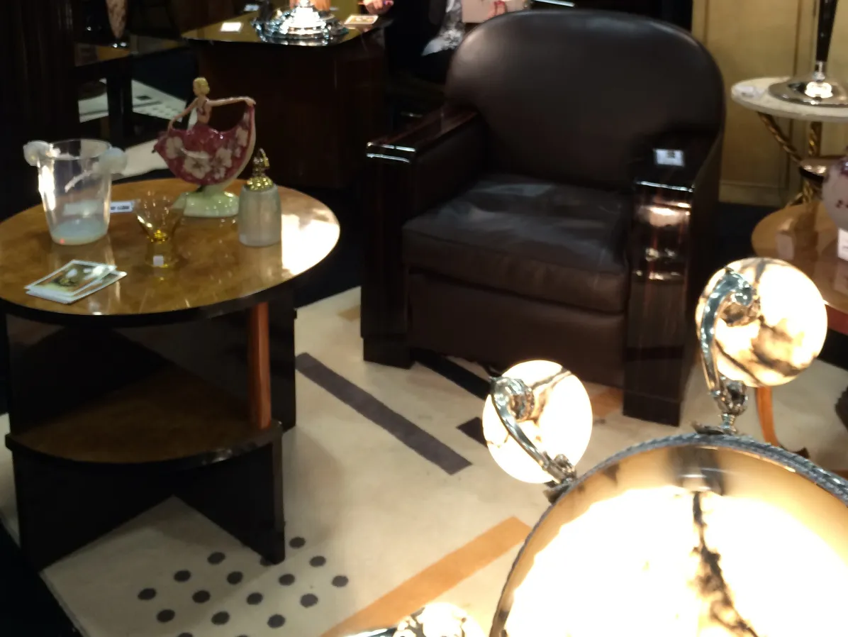 Due tavolini antichi in un ambiente elegante con decorazione Art Deco.