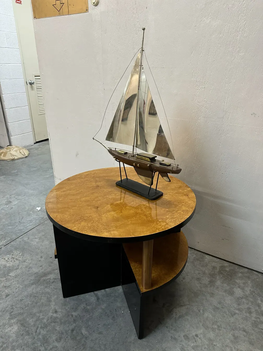 Duas mesinhas antigas com design art deco, apresentando decoração clássica e um ambiente elegante.