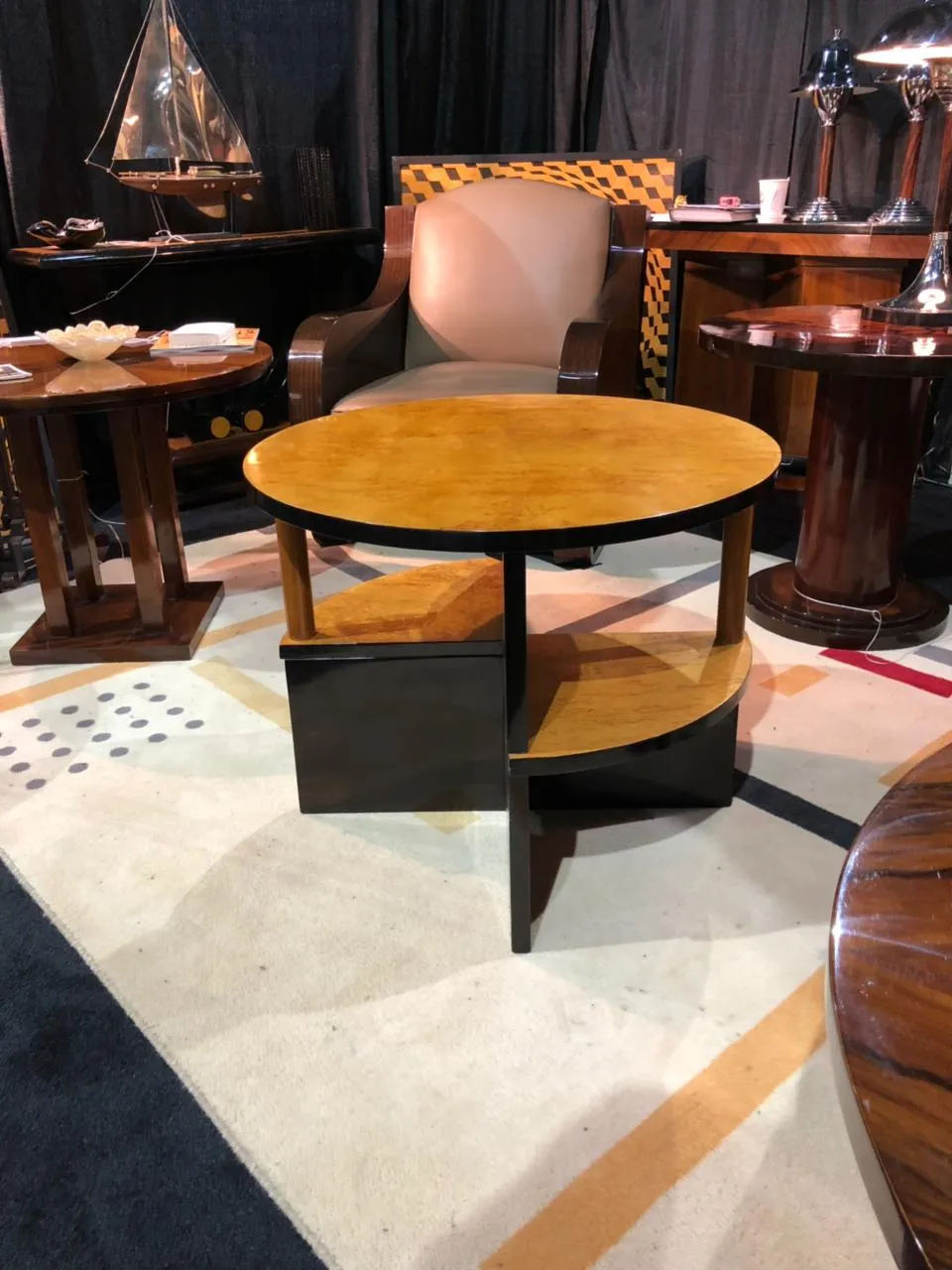 2个圆桌在古董环境中带有椅子和灯具