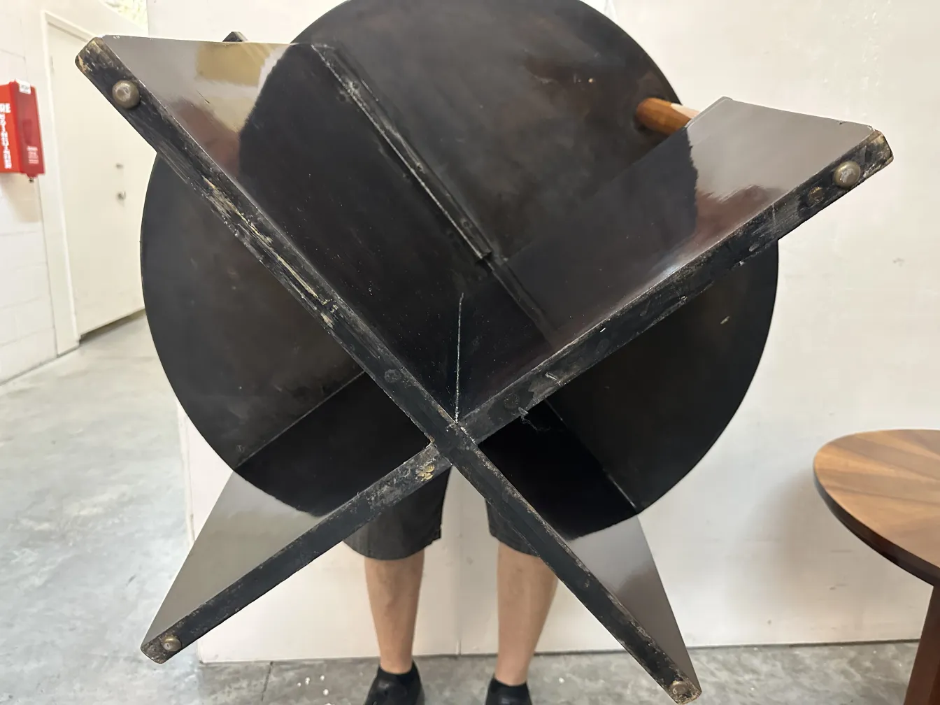 古典的アートデコデザインの小さなテーブル2つ、すっきりしたラインと黒い仕上げ、ミニマリストな環境で。