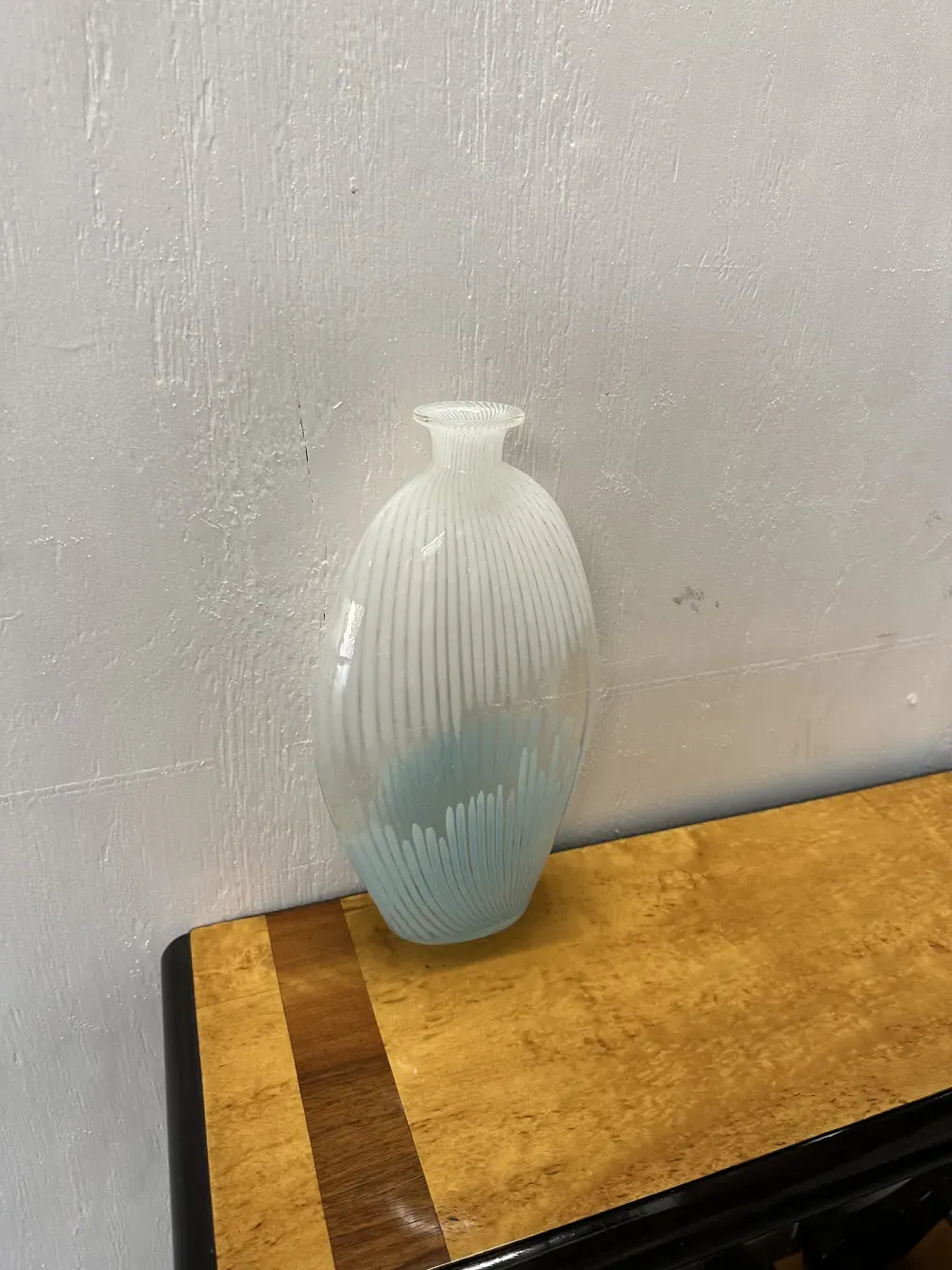 Deux vases anciens en Murano dans un environnement simple