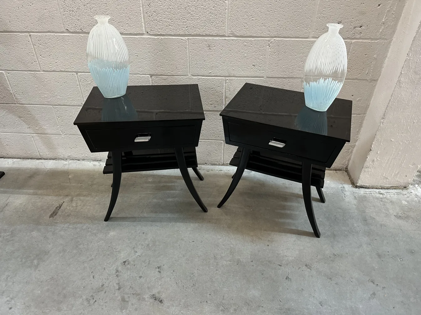 Dos florero antiguo murano sobre mesas oscuras, decorativos.