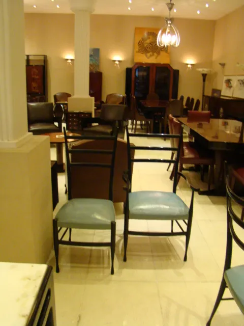 Gio Ponti的8人用古董餐桌，背景有椅子