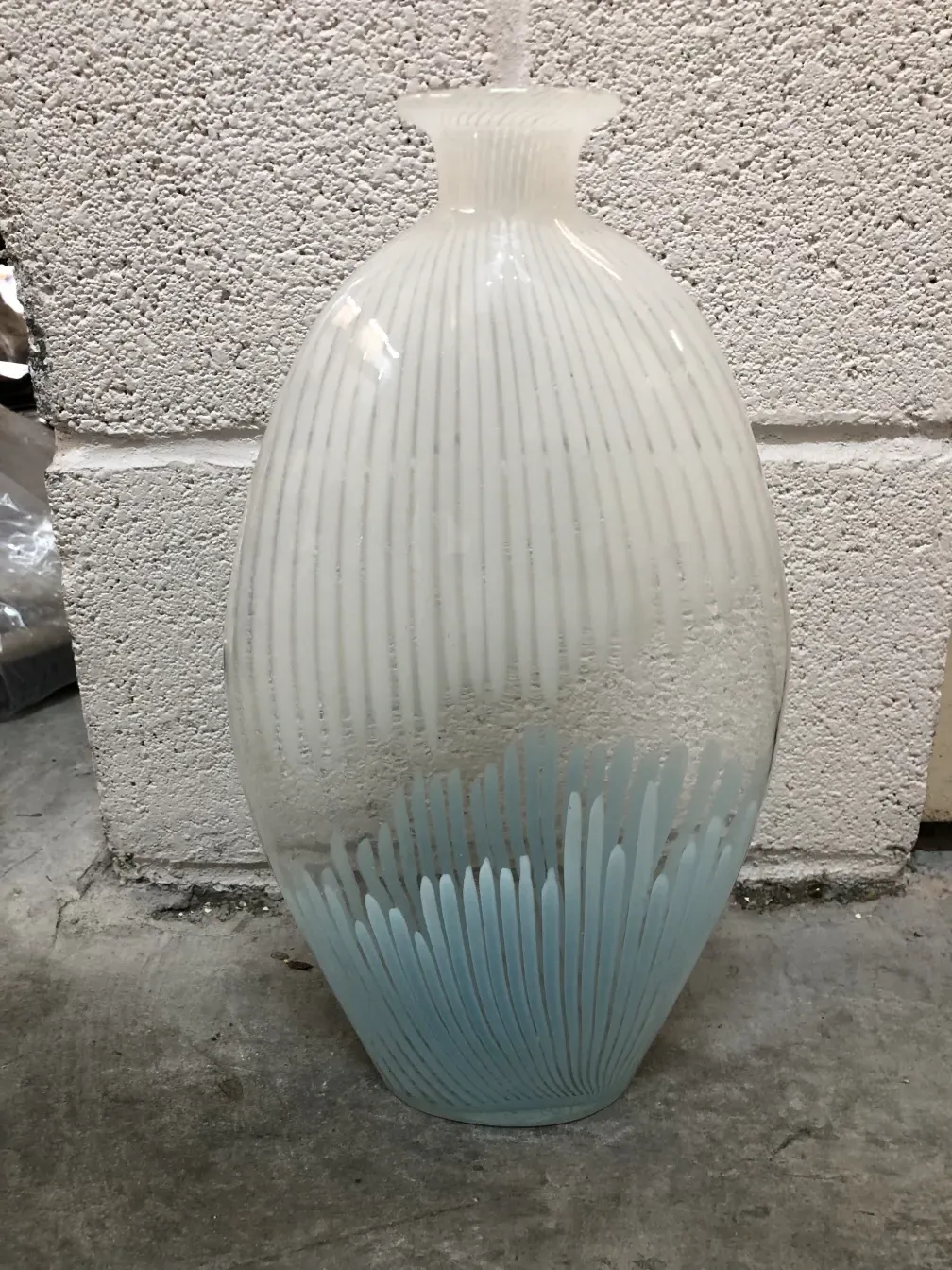 Deux vases anciens de Murano avec un design élégant et des couleurs douces, placés sur un fond neutre.
