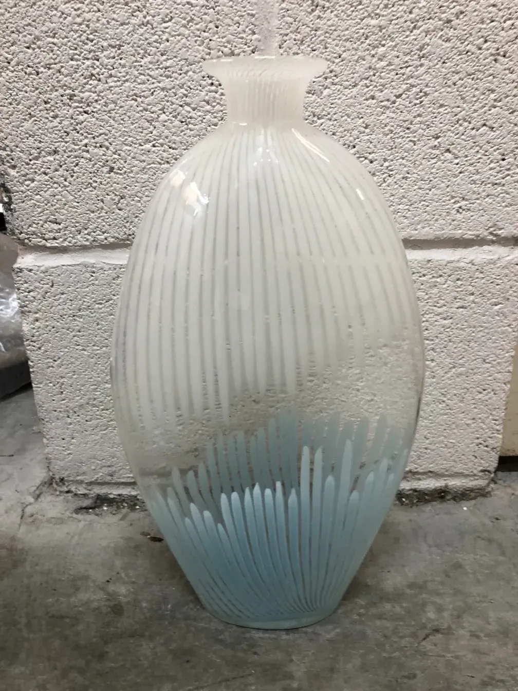 Dois vasos antigos de Murano com design elegante