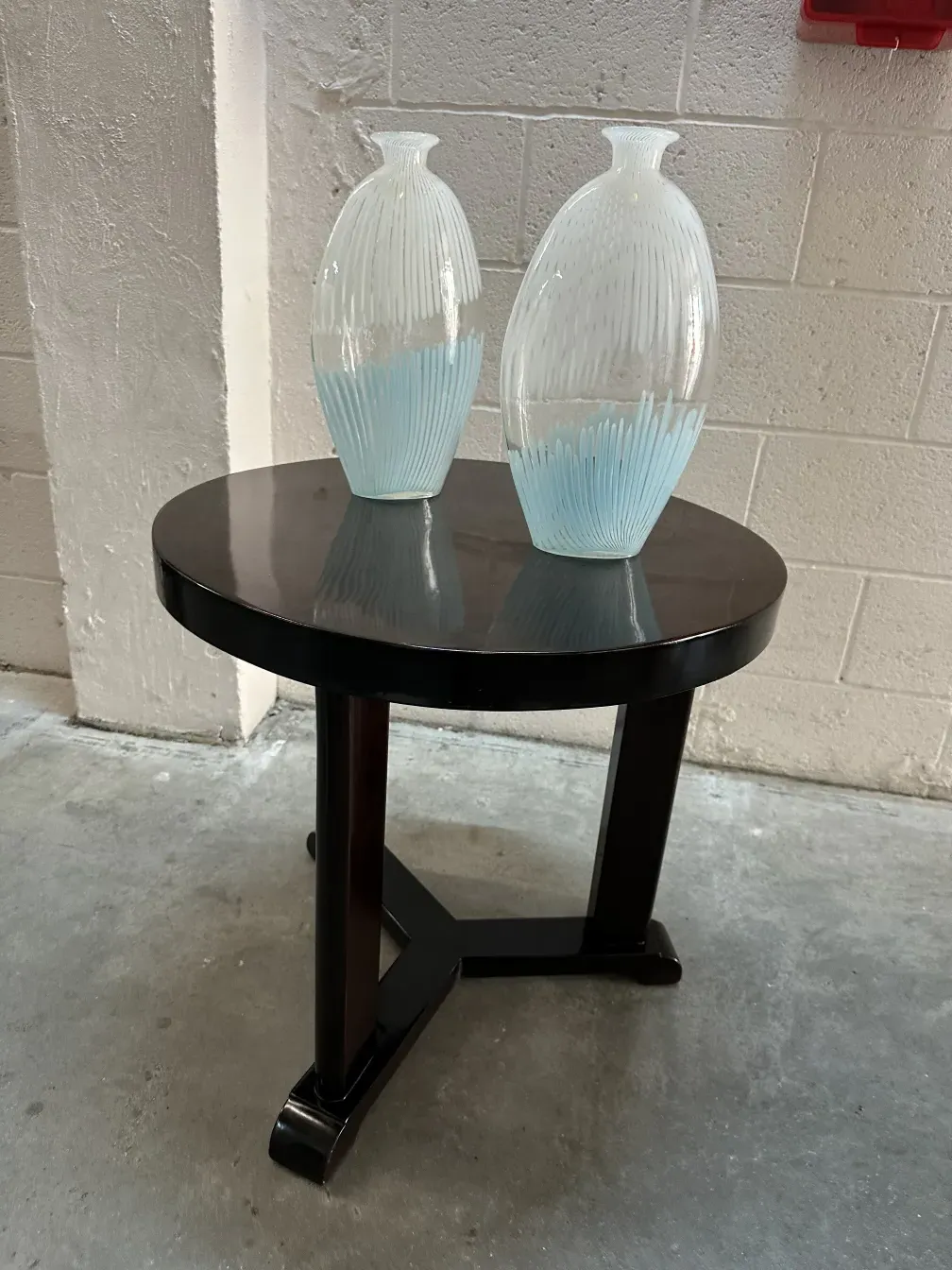 dois vasos antigos murano com linhas sutis em um ambiente moderno