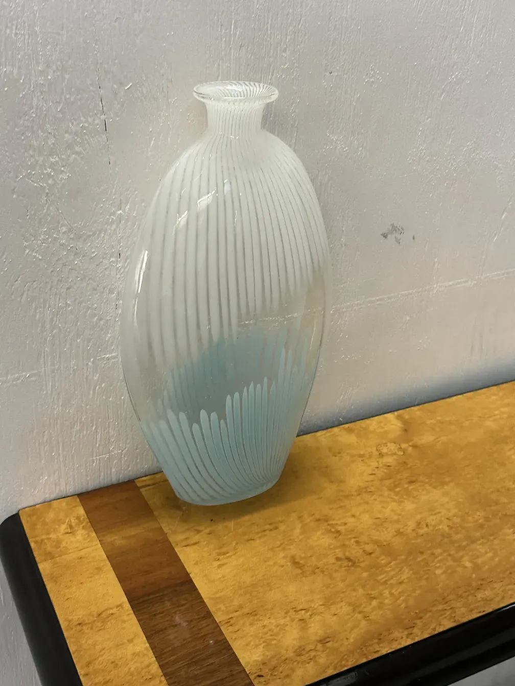 Deux vases Murano avec un design linéaire dans un cadre léger.