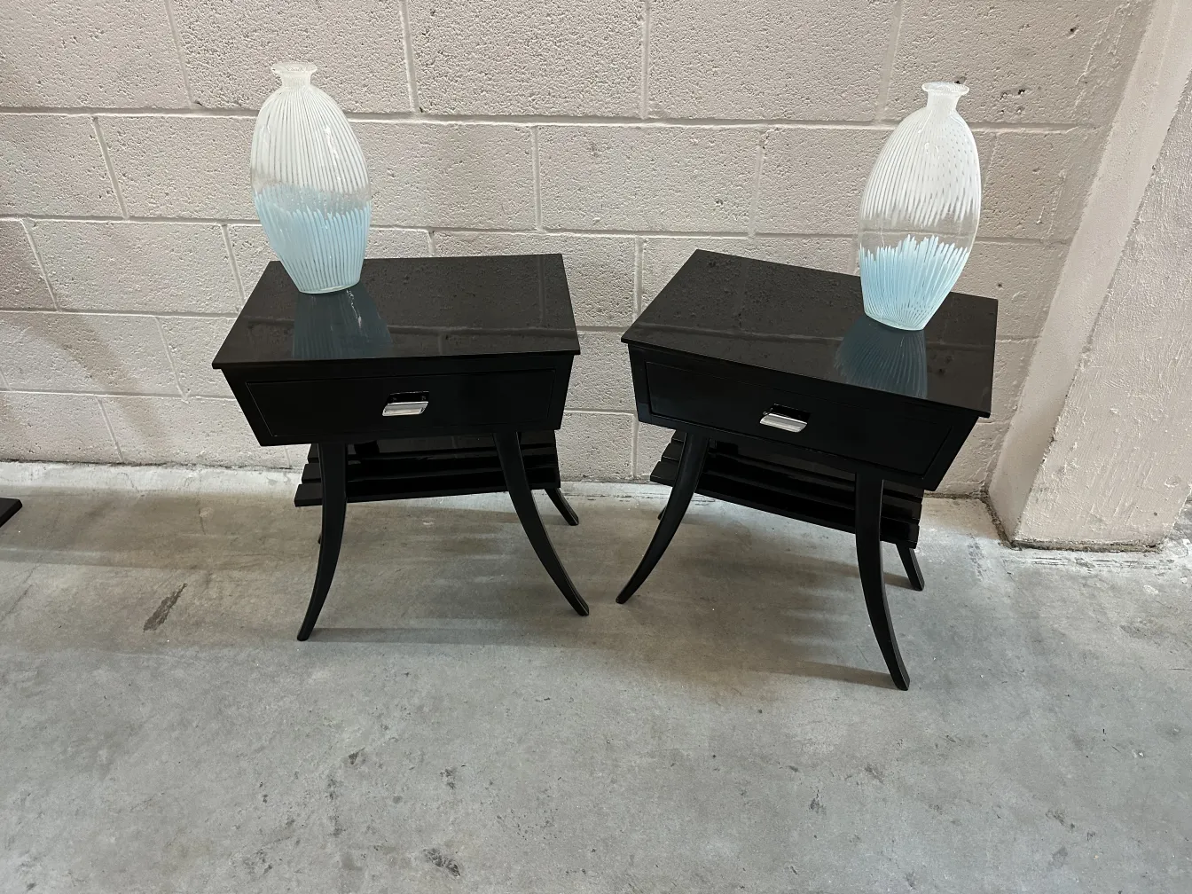 Due antichi vasi Murano con design decorativo in un ambiente moderno.