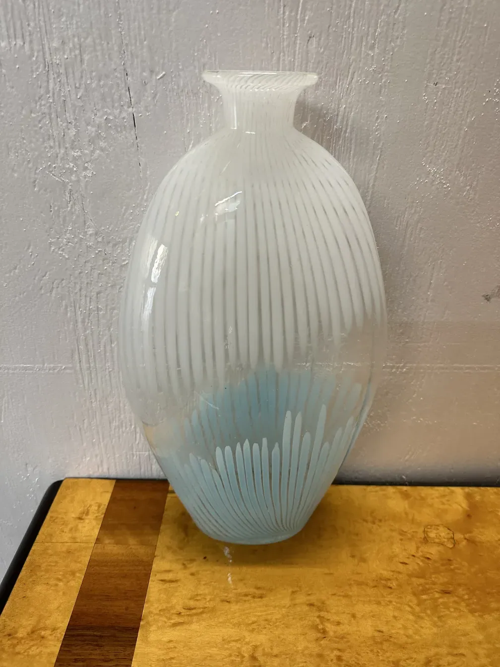 dois vasos antigos murano com design decorativo e textura