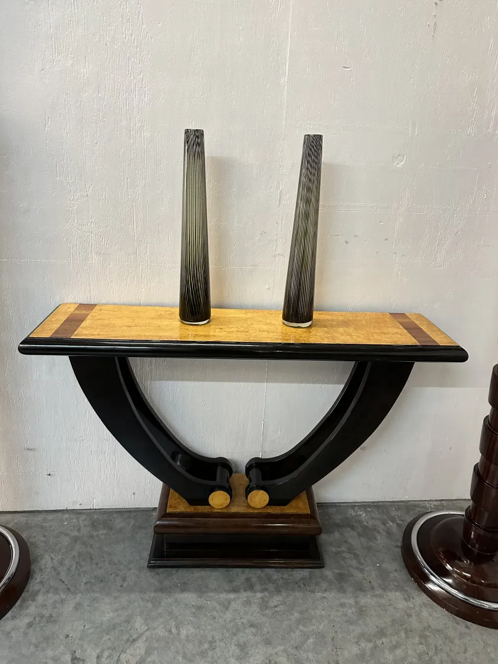 2 फूलदान प्राचीन मुरानो का दृश्य एक सतह पर