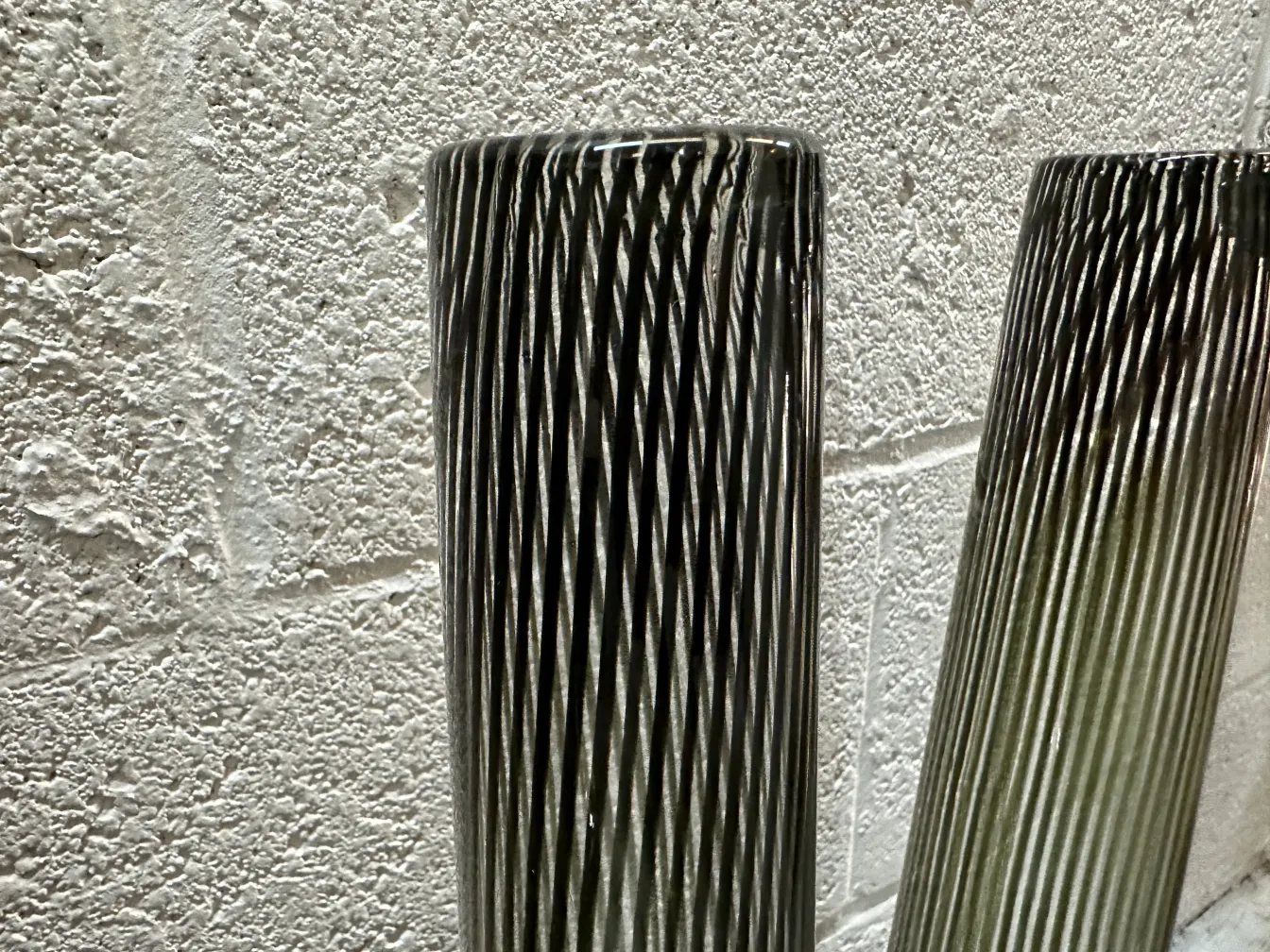 dos floreros antiguos murano con diseño elegante en un fondo claro